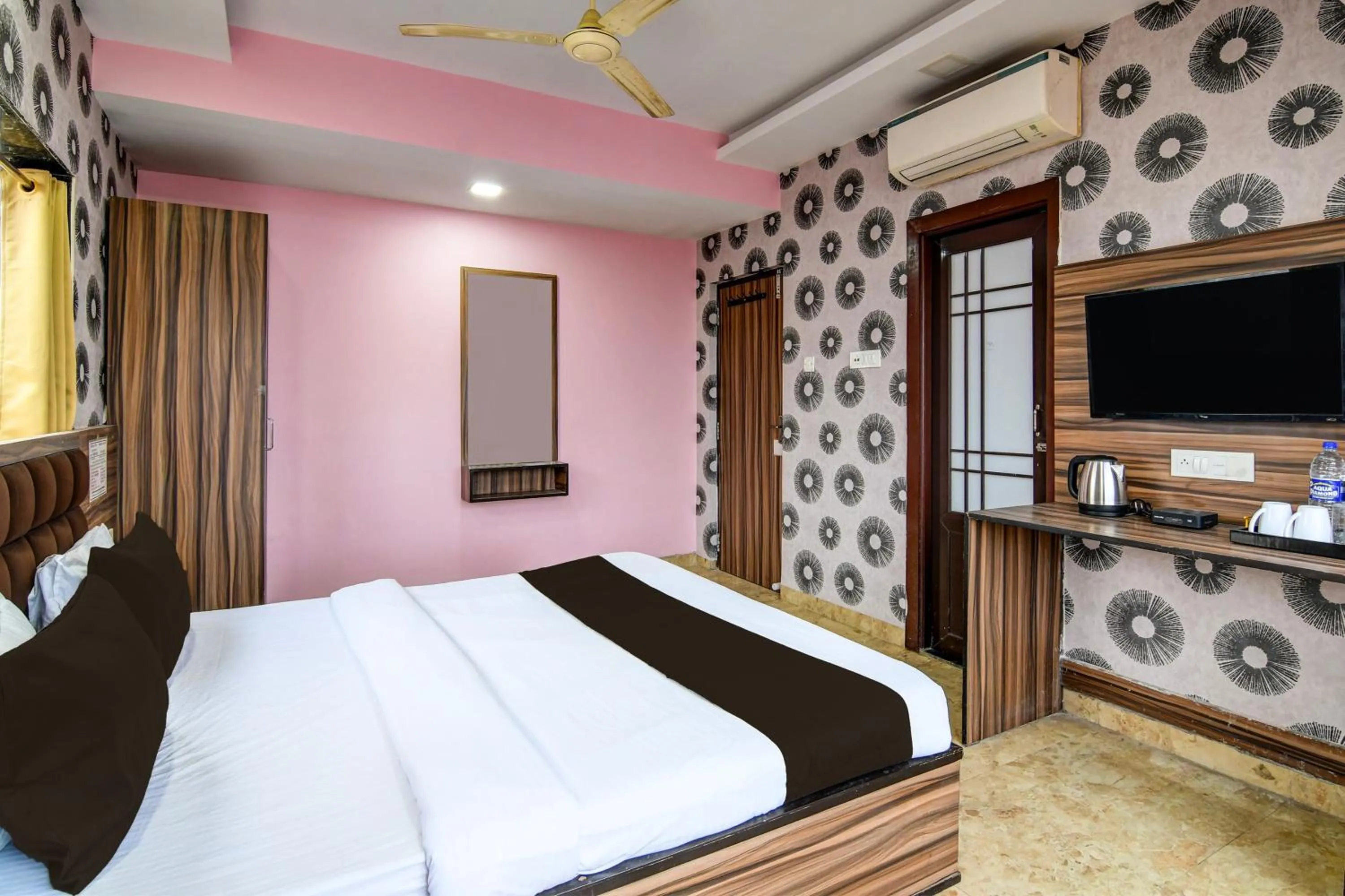Bedroom, Bed in Hotel O Sunshine Near Netaji Subhash Chandra Bose International Airport