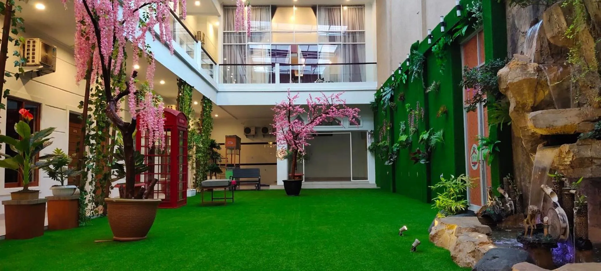 Restaurant/places to eat in D&D Guest House & Cafe Syariah