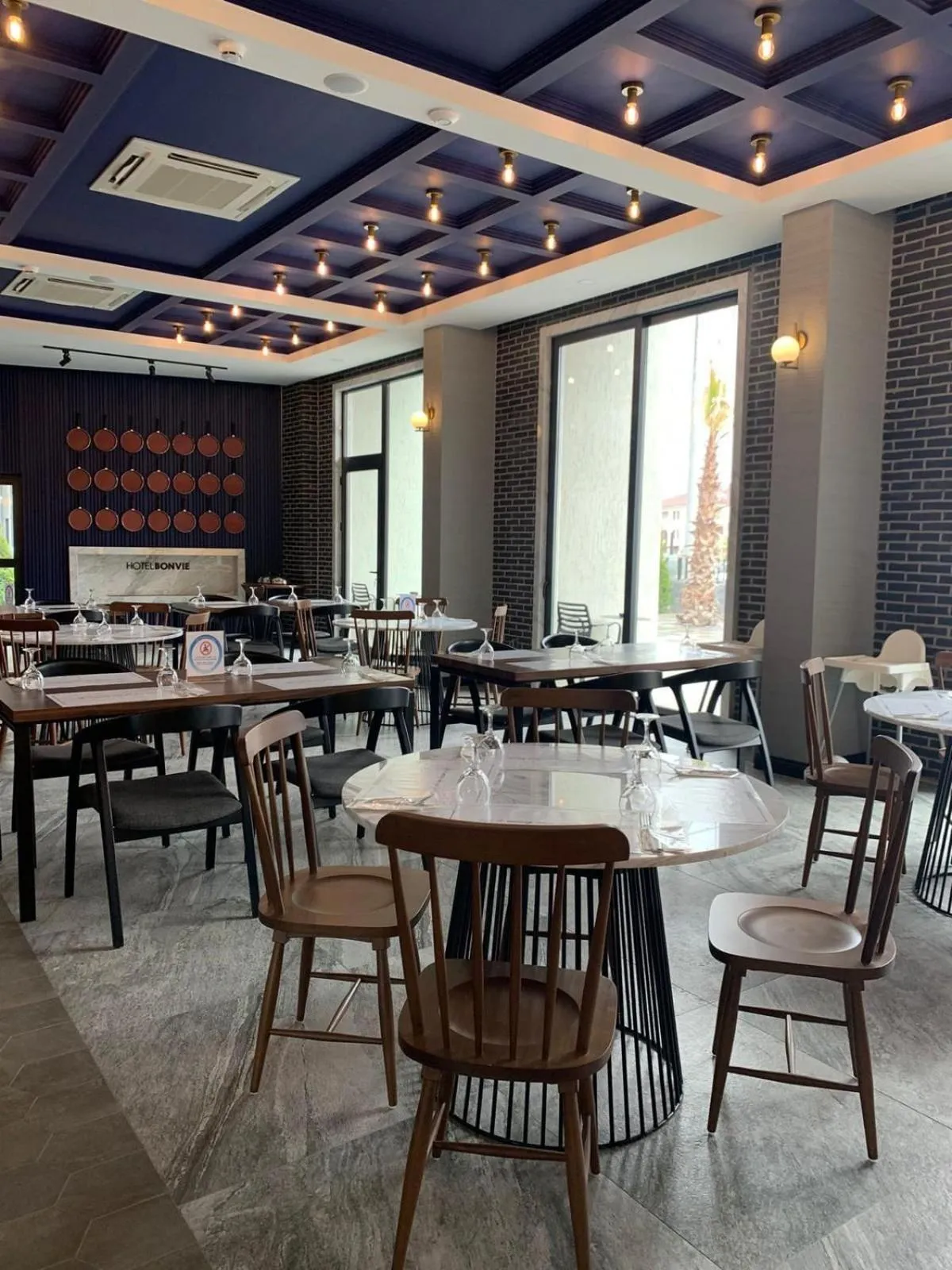 Restaurant/places to eat in Hotel Bonvie