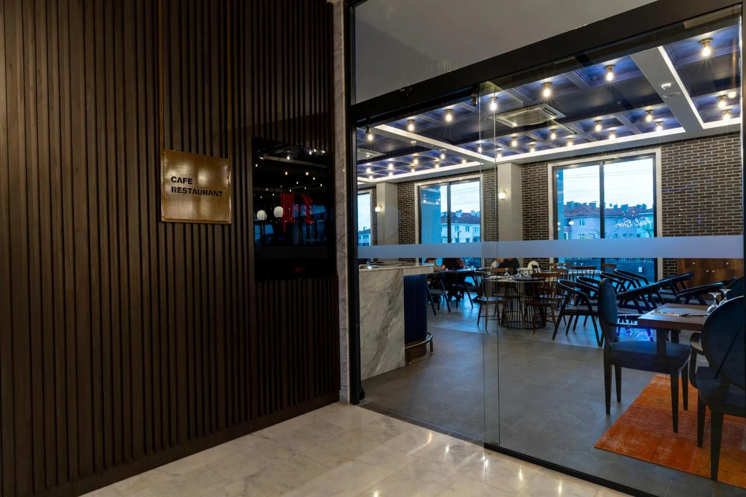 Restaurant/places to eat in Hotel Bonvie