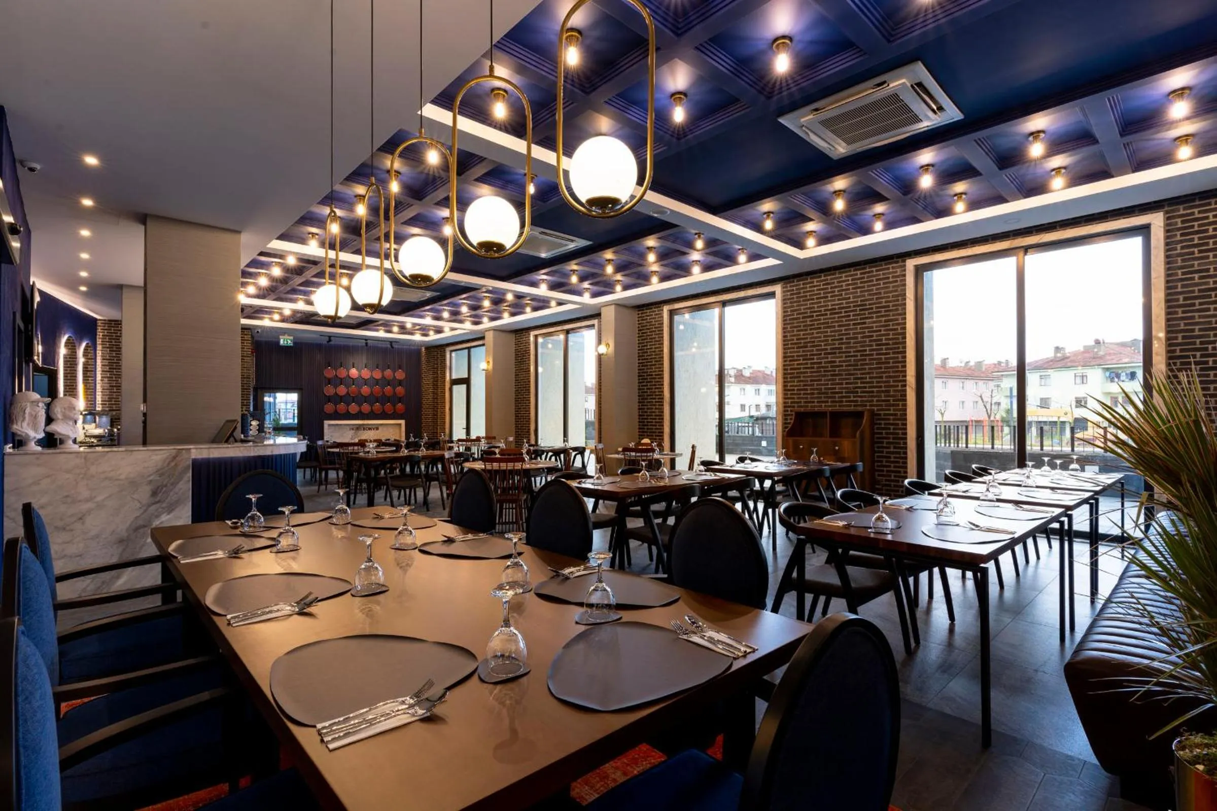 Restaurant/places to eat in Hotel Bonvie