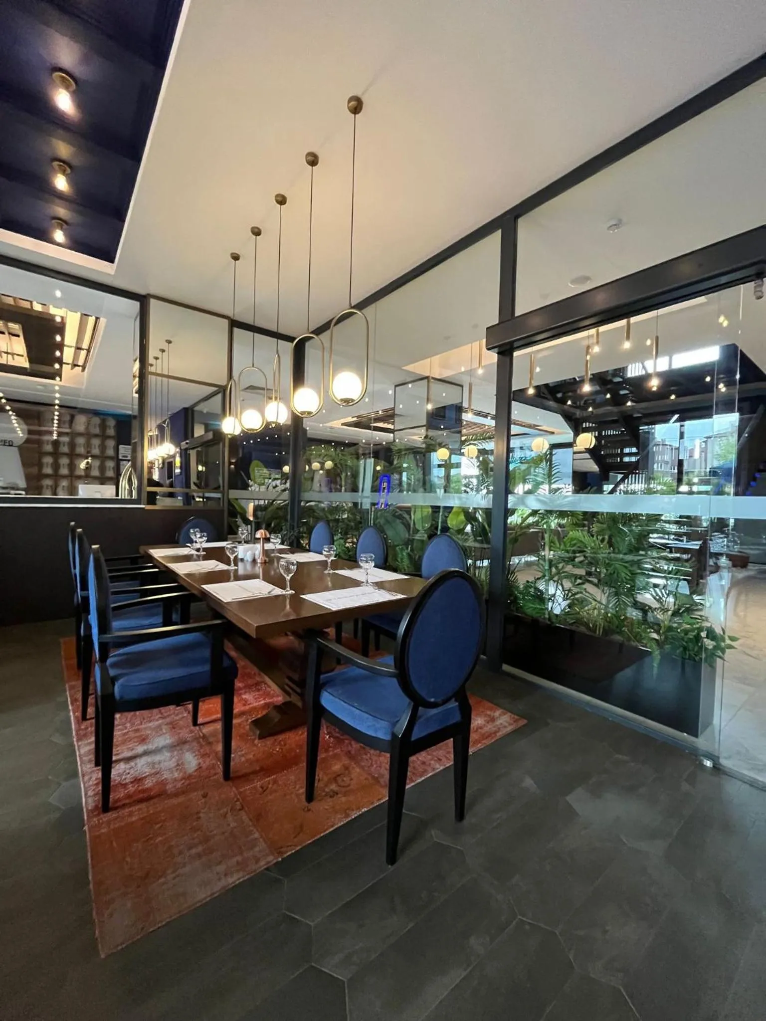 Restaurant/places to eat in Hotel Bonvie