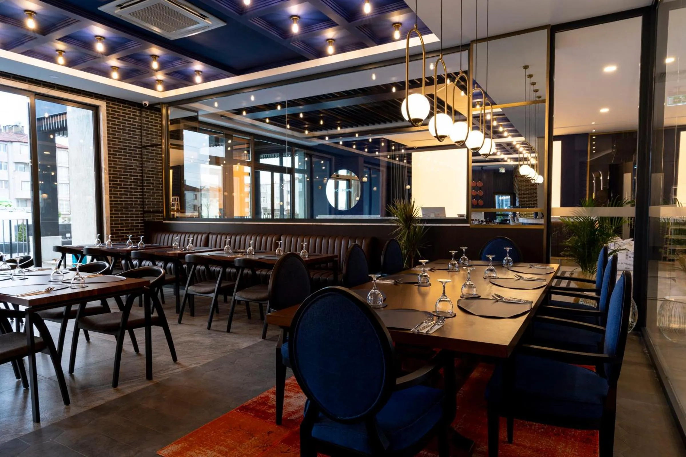 Restaurant/places to eat in Hotel Bonvie