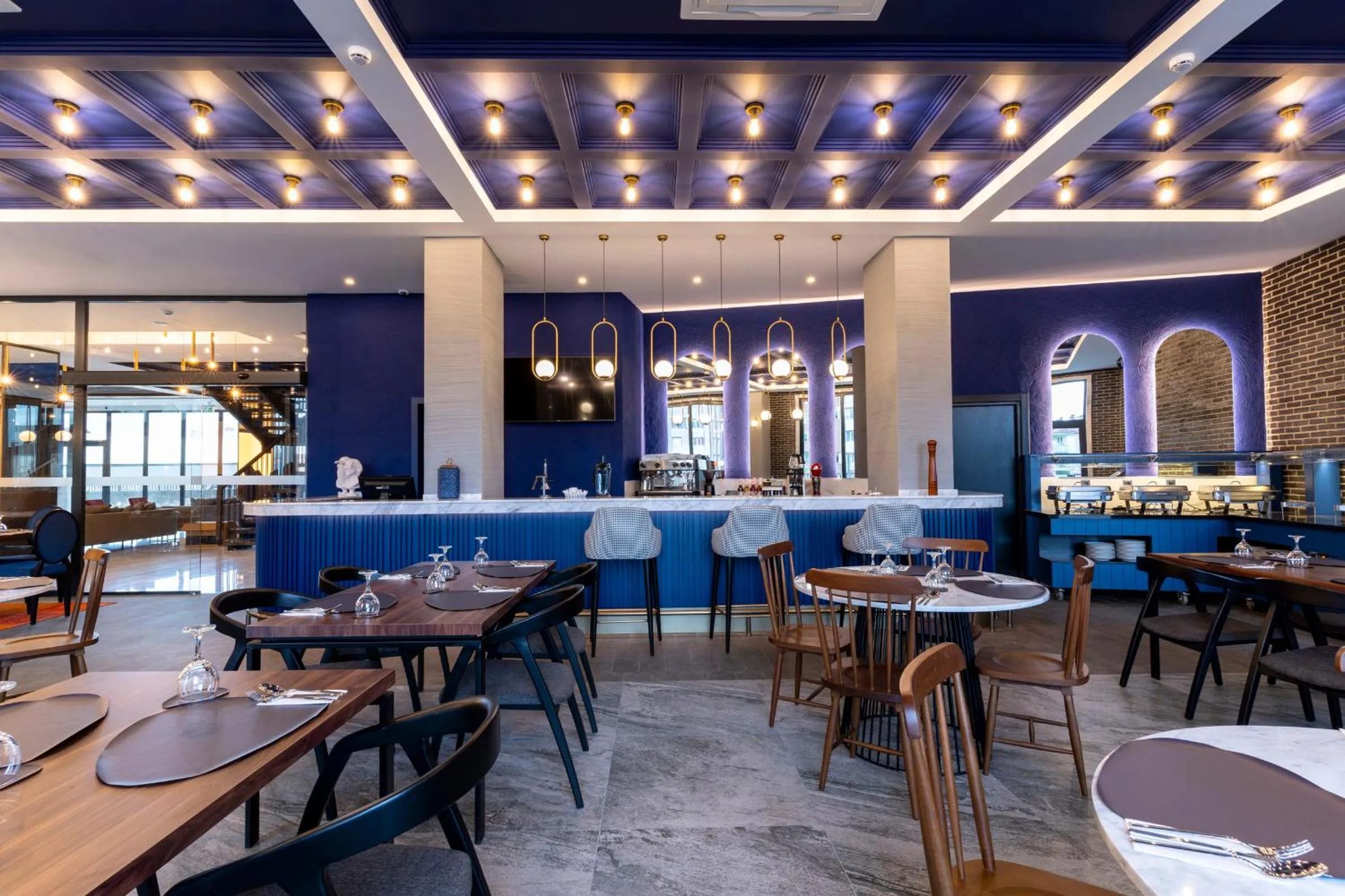 Restaurant/places to eat in Hotel Bonvie