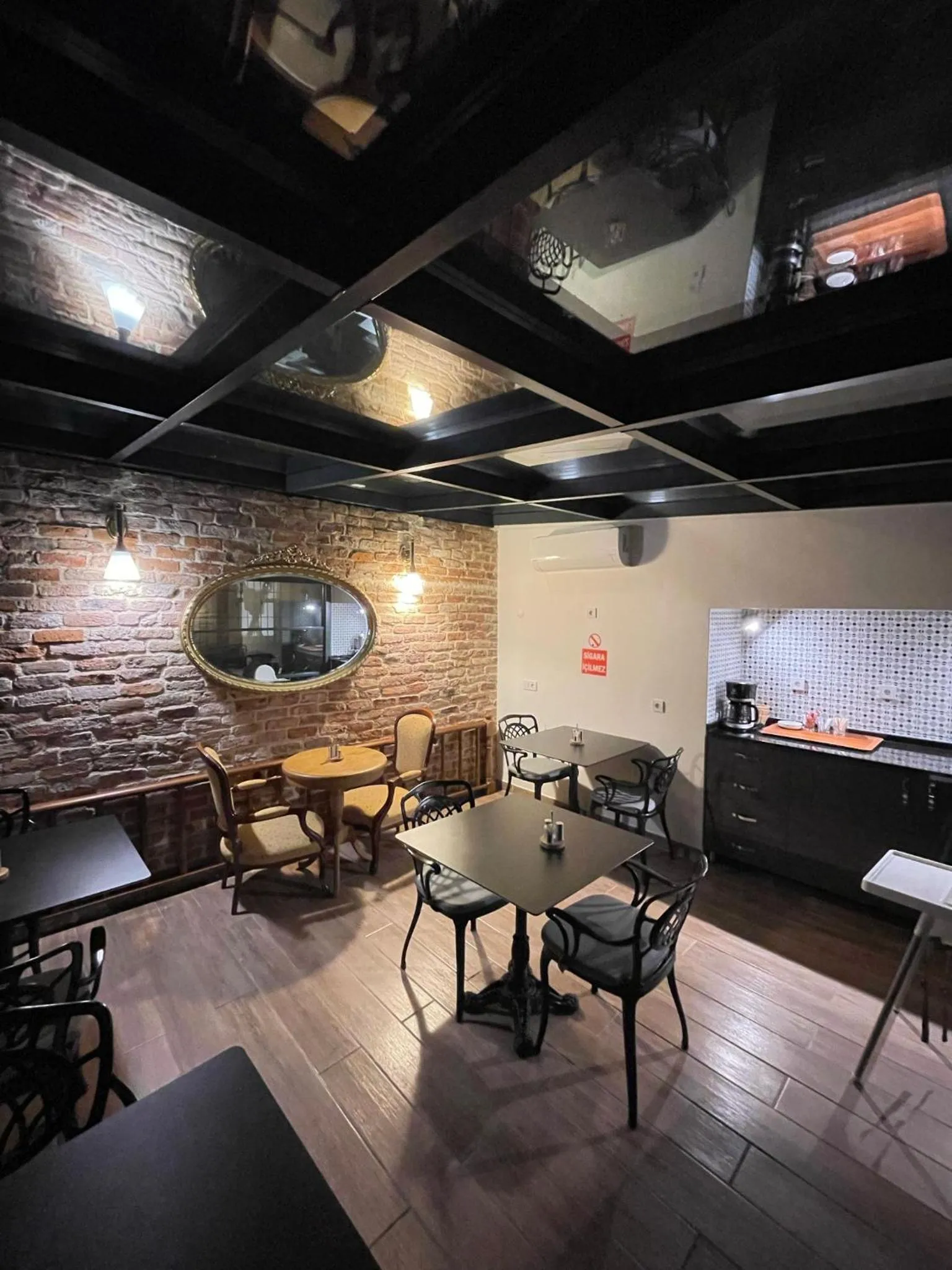 Restaurant/places to eat in Andi Hotel