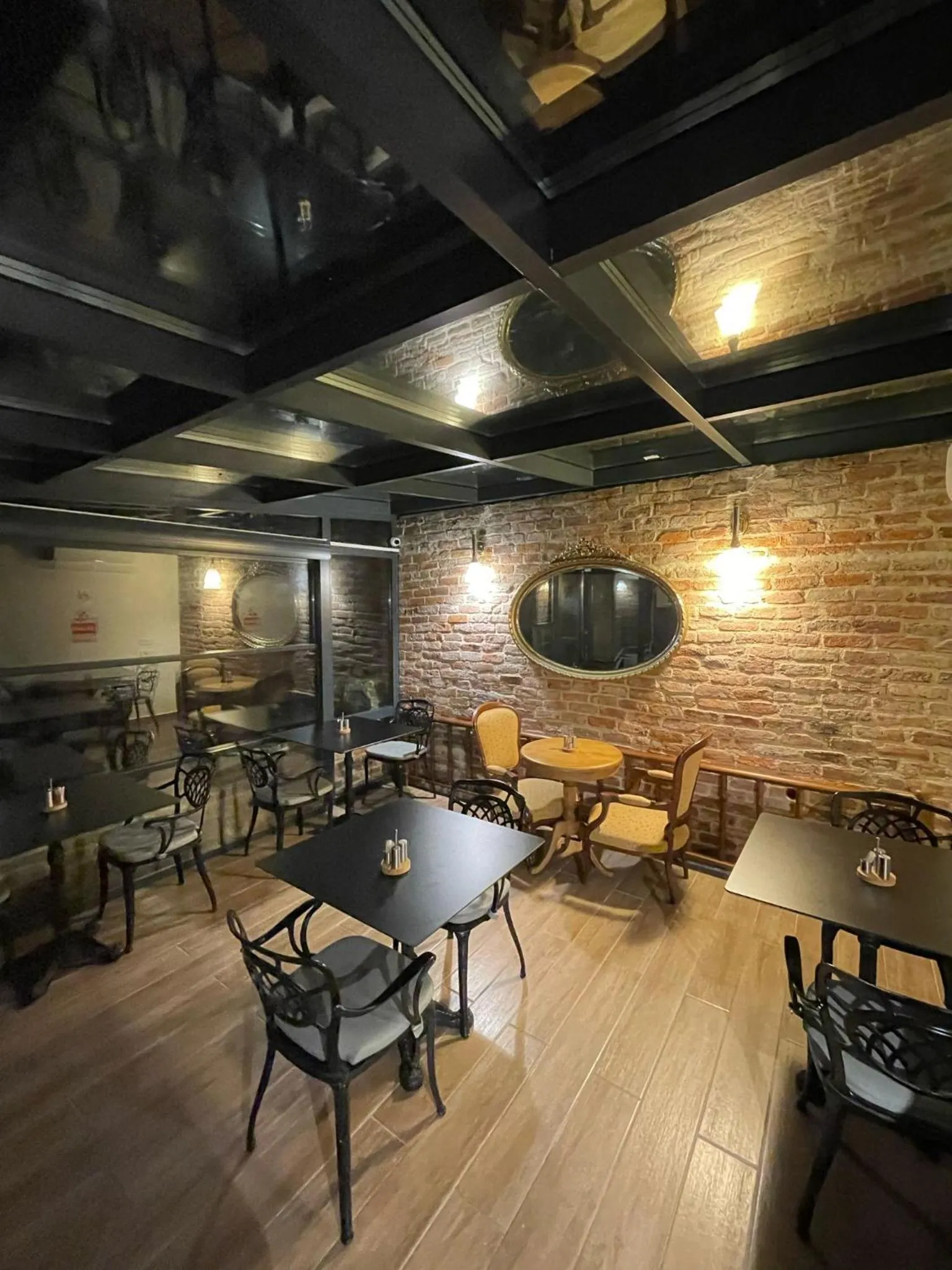 Restaurant/places to eat in Andi Hotel