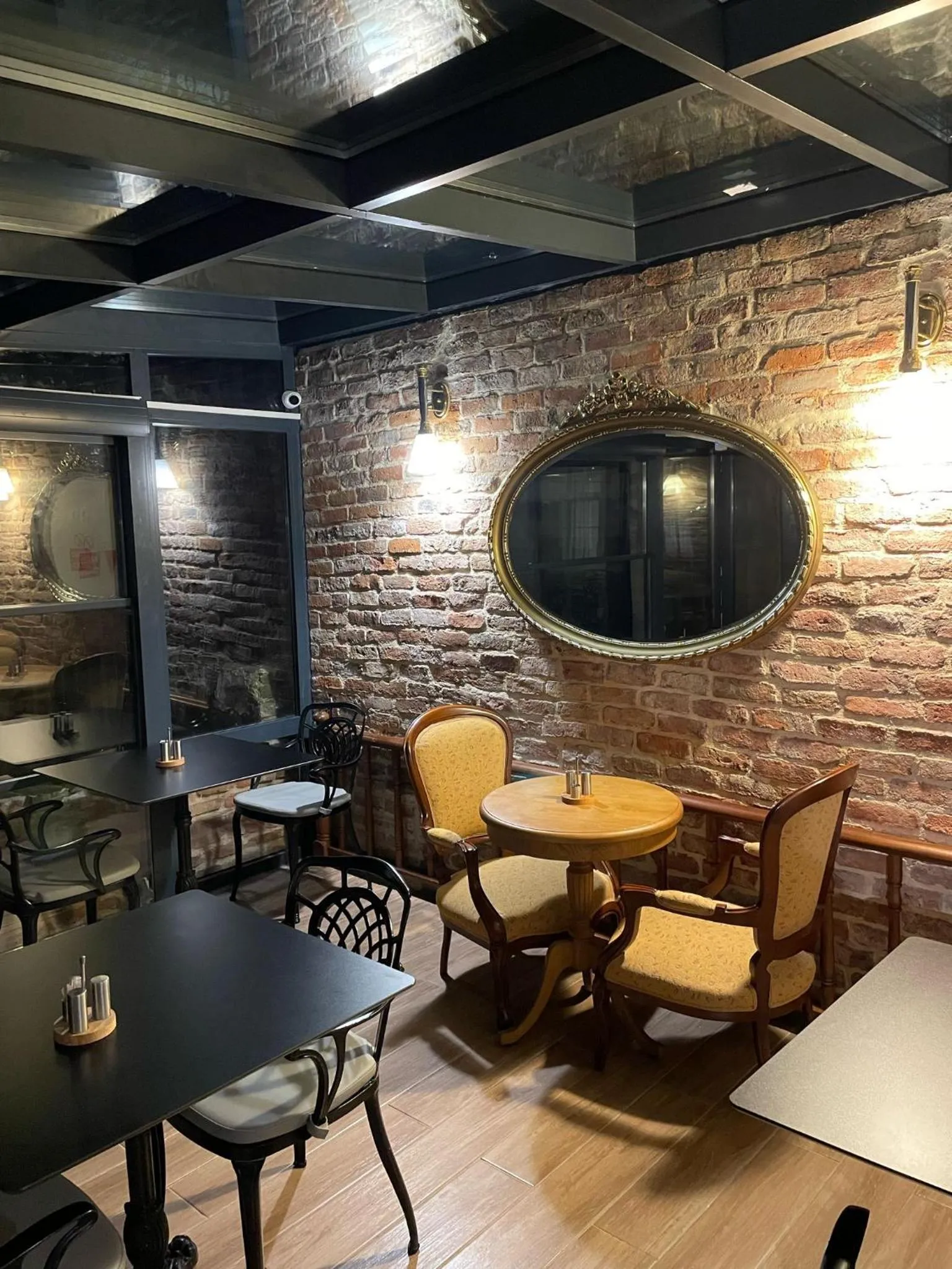 Restaurant/places to eat in Andi Hotel