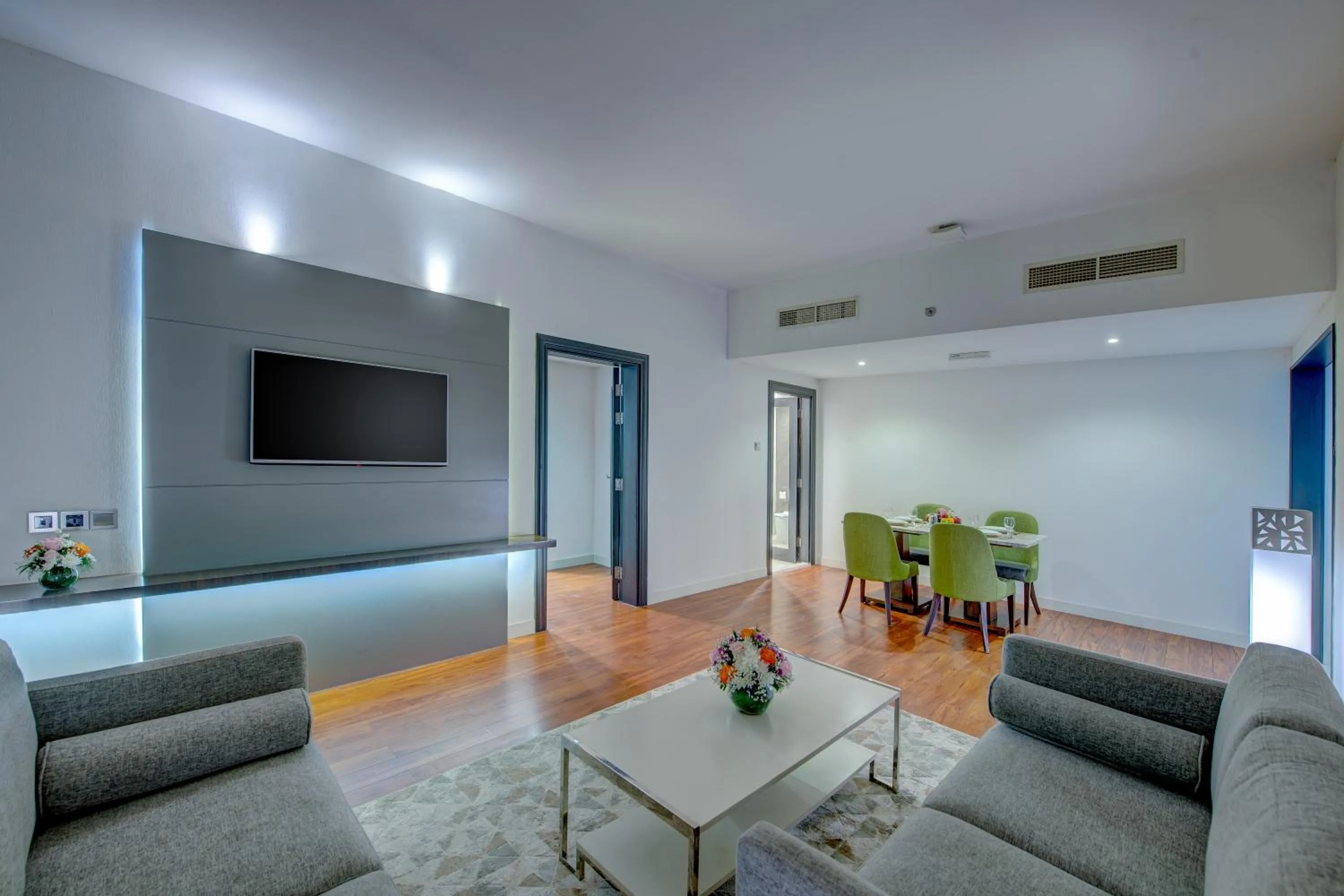 Communal lounge/ TV room in Howard Johnson Plaza by Wyndham Dubai Deira