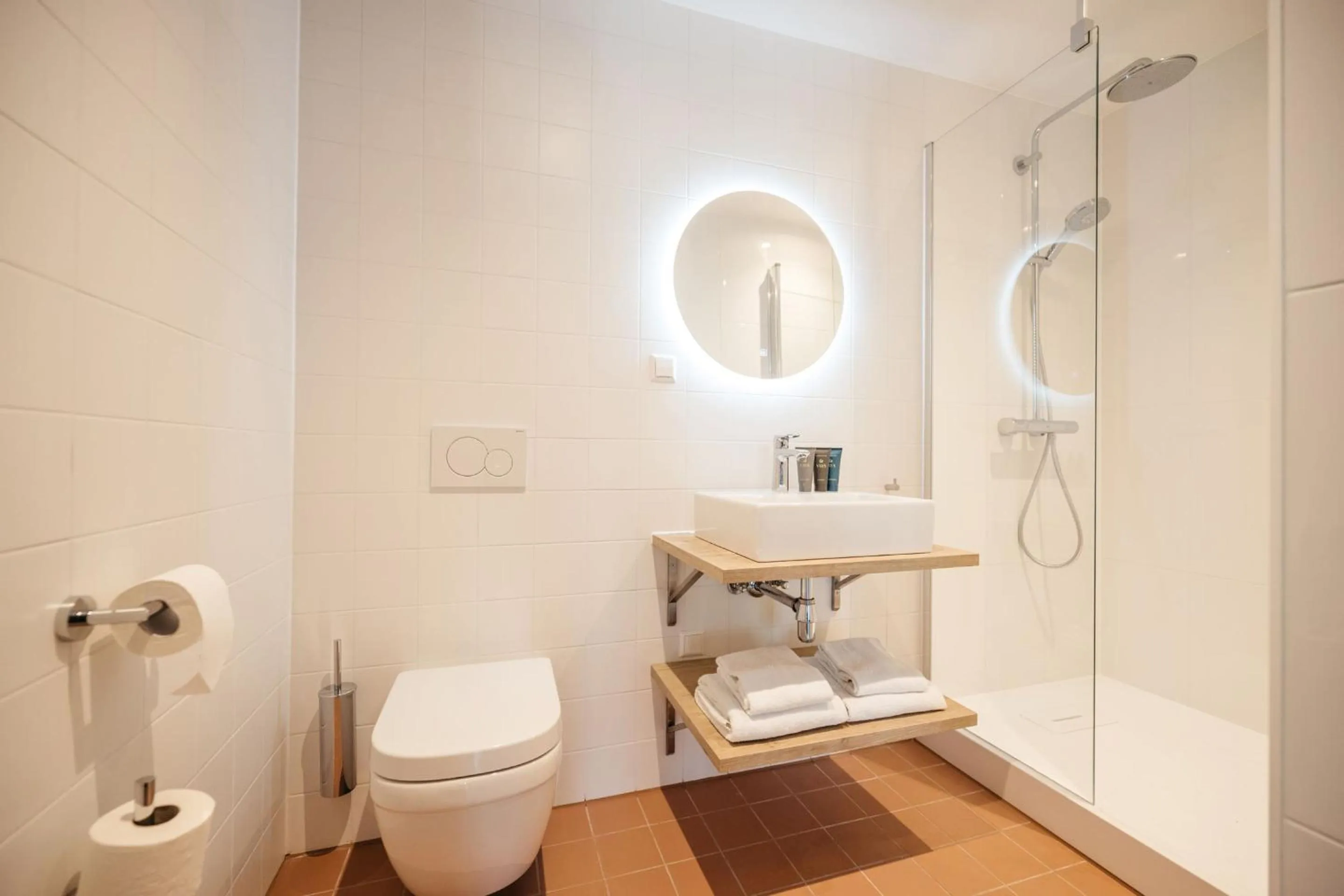 Shower in YAYS The Hague Willemspark by Numa