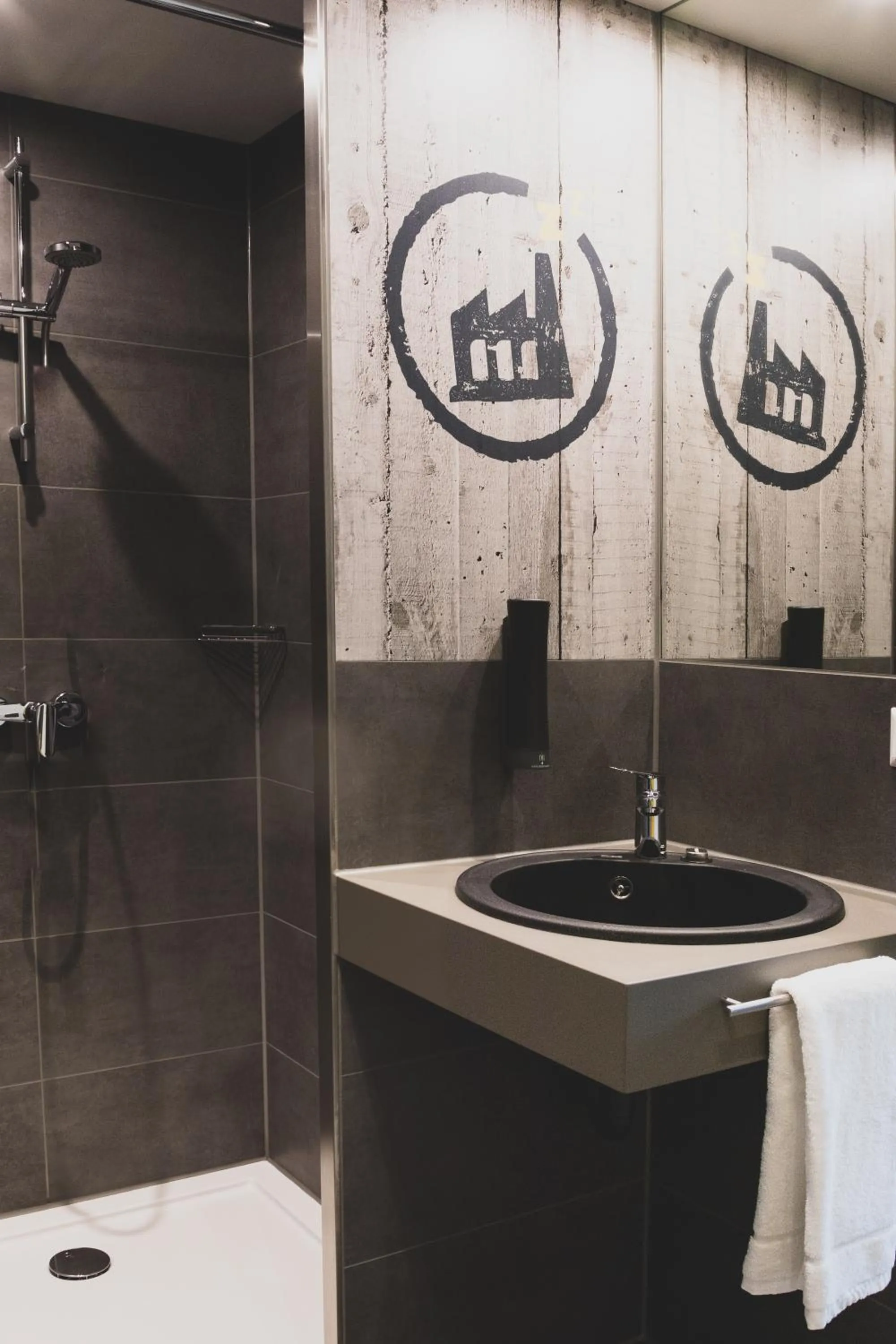 Bathroom in Das Schlafwerk Stuttgart-Nord -SELF-CHECK IN - keine Rezeption-LowBudget-cashless