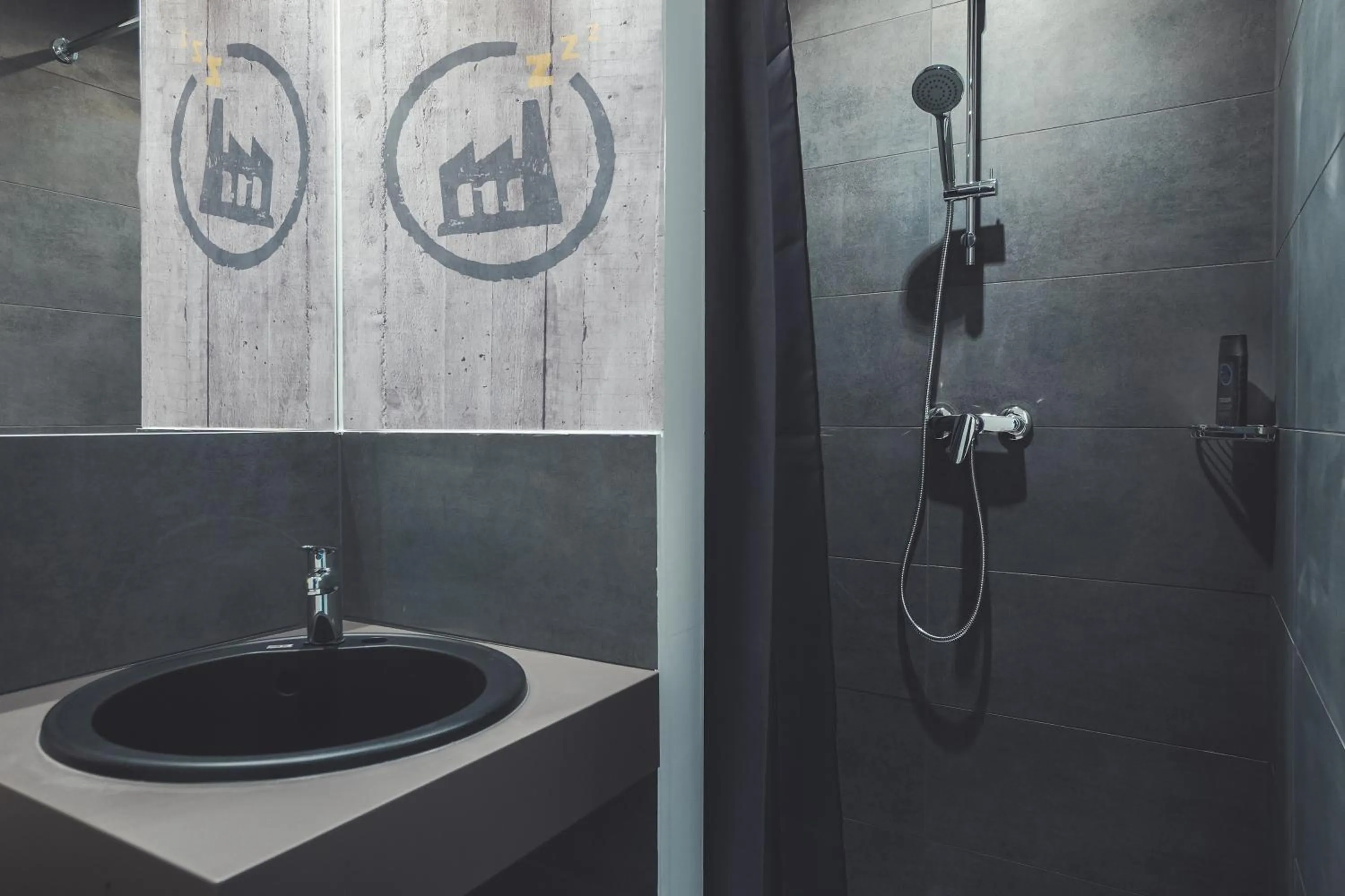 Bathroom in Das Schlafwerk Stuttgart-Nord -SELF-CHECK IN - keine Rezeption-LowBudget-cashless