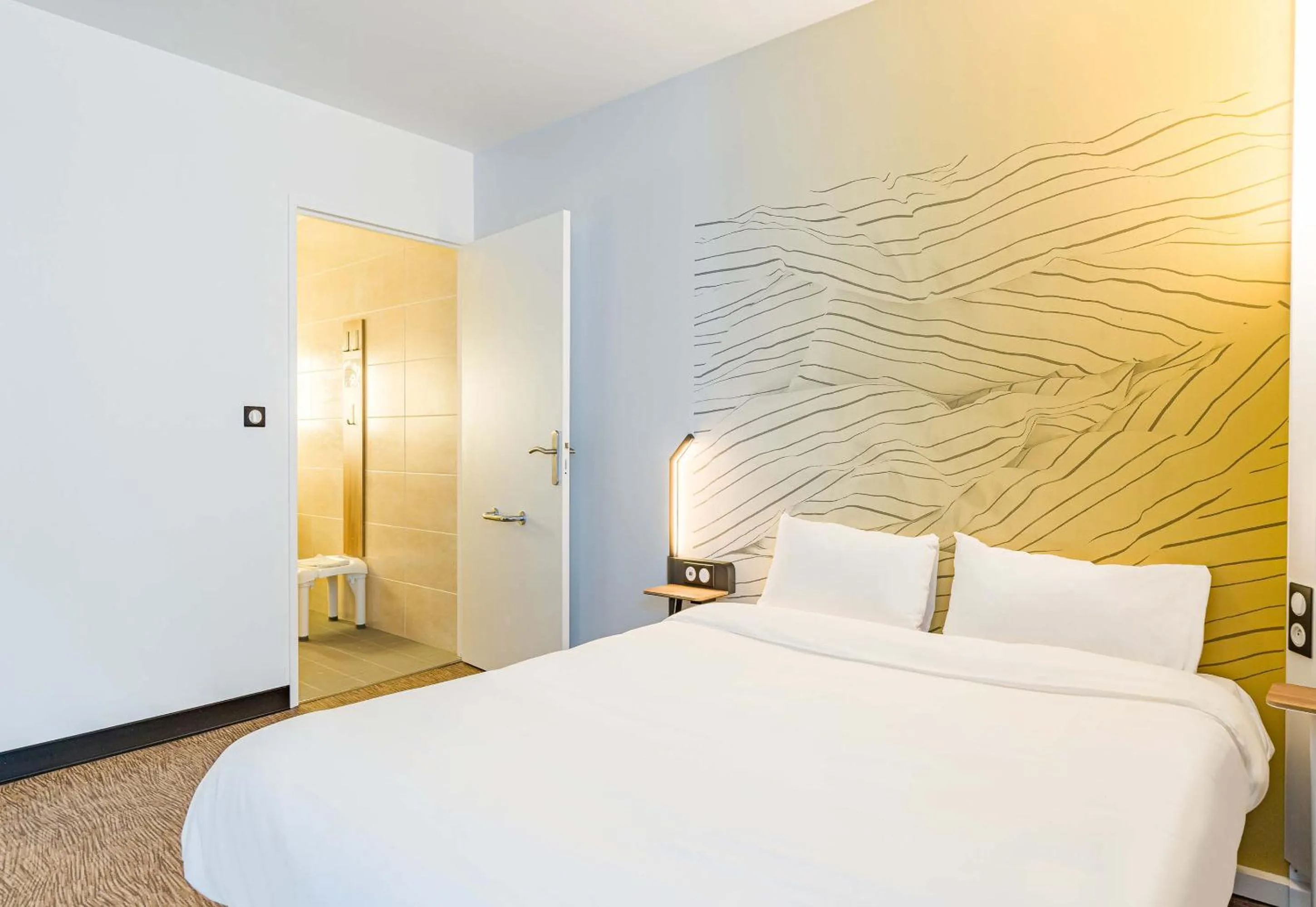 Bedroom, Bed in B&B HOTEL Poitiers Aéroport