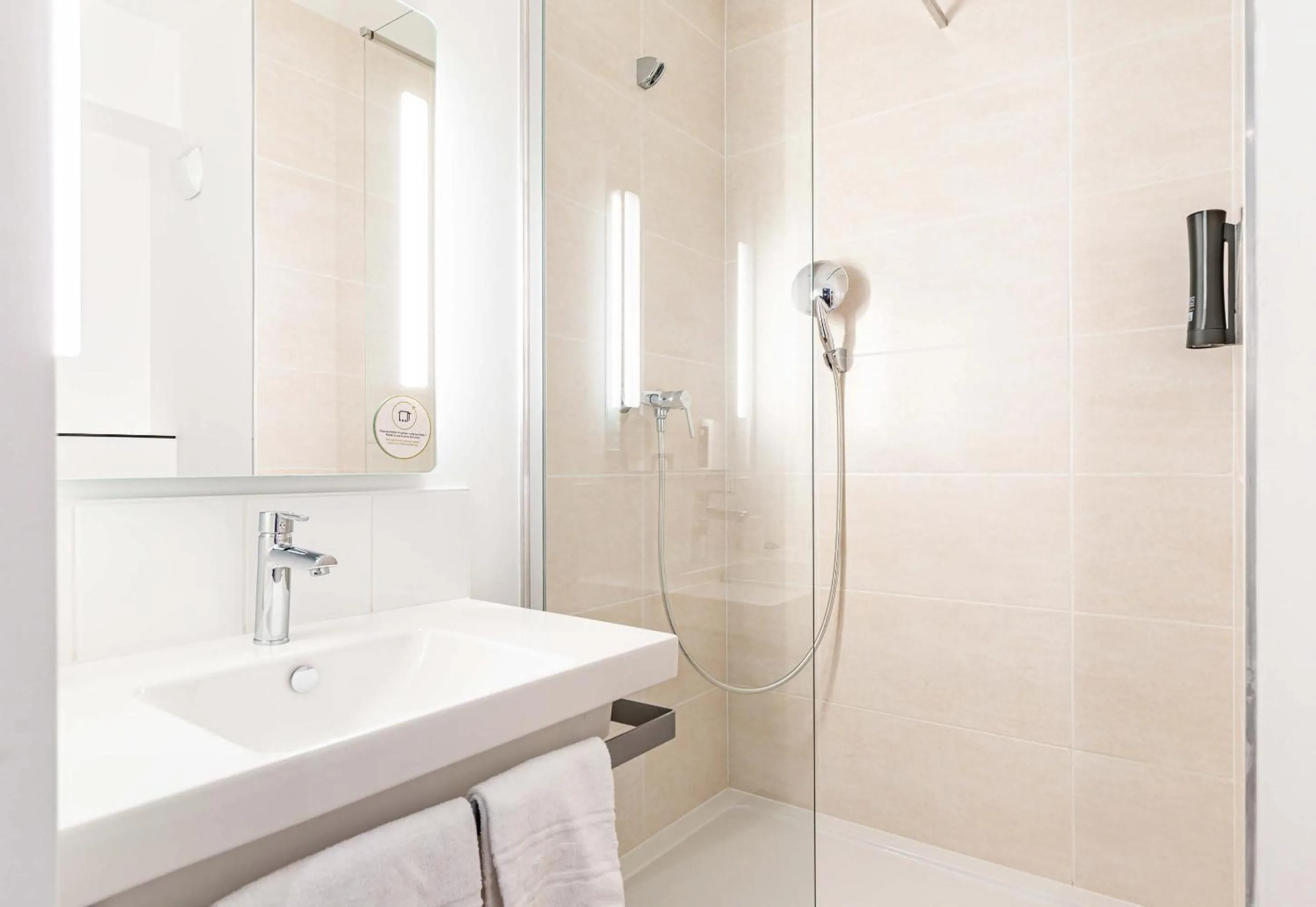 Bathroom in B&B HOTEL Poitiers Aéroport