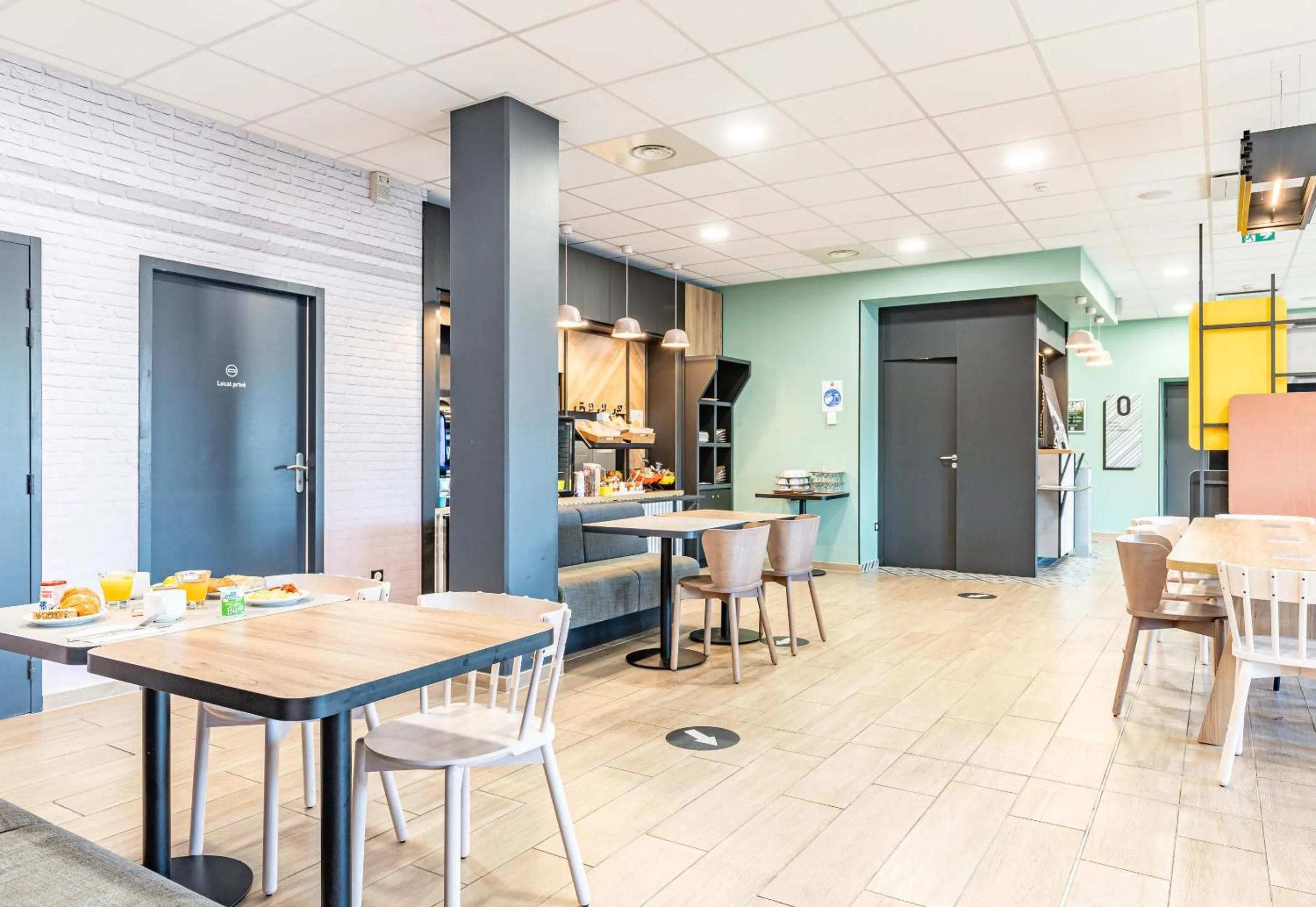 Restaurant/places to eat in B&B HOTEL Poitiers Aéroport