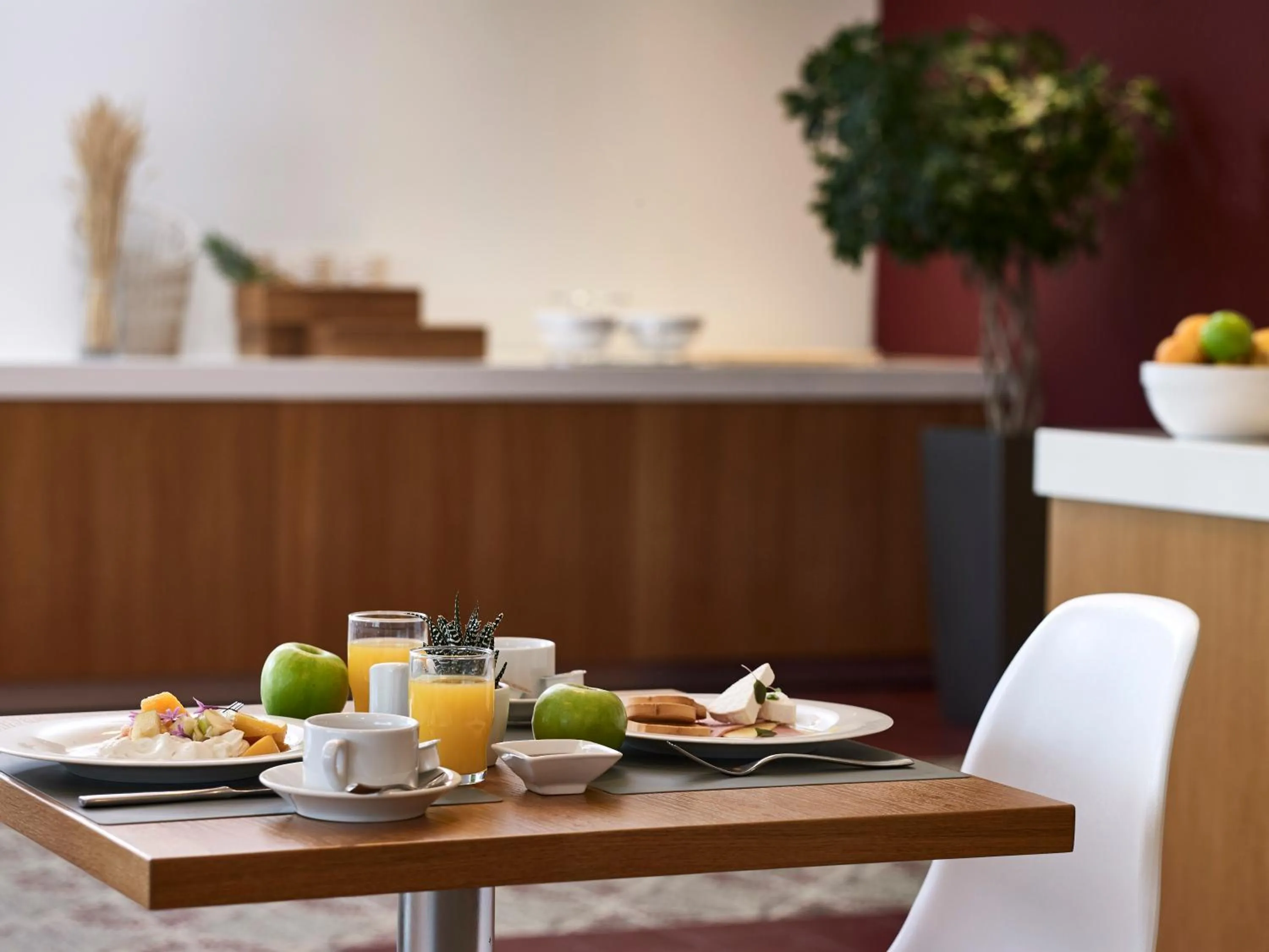 Restaurant/places to eat in Aquarium View Hotel