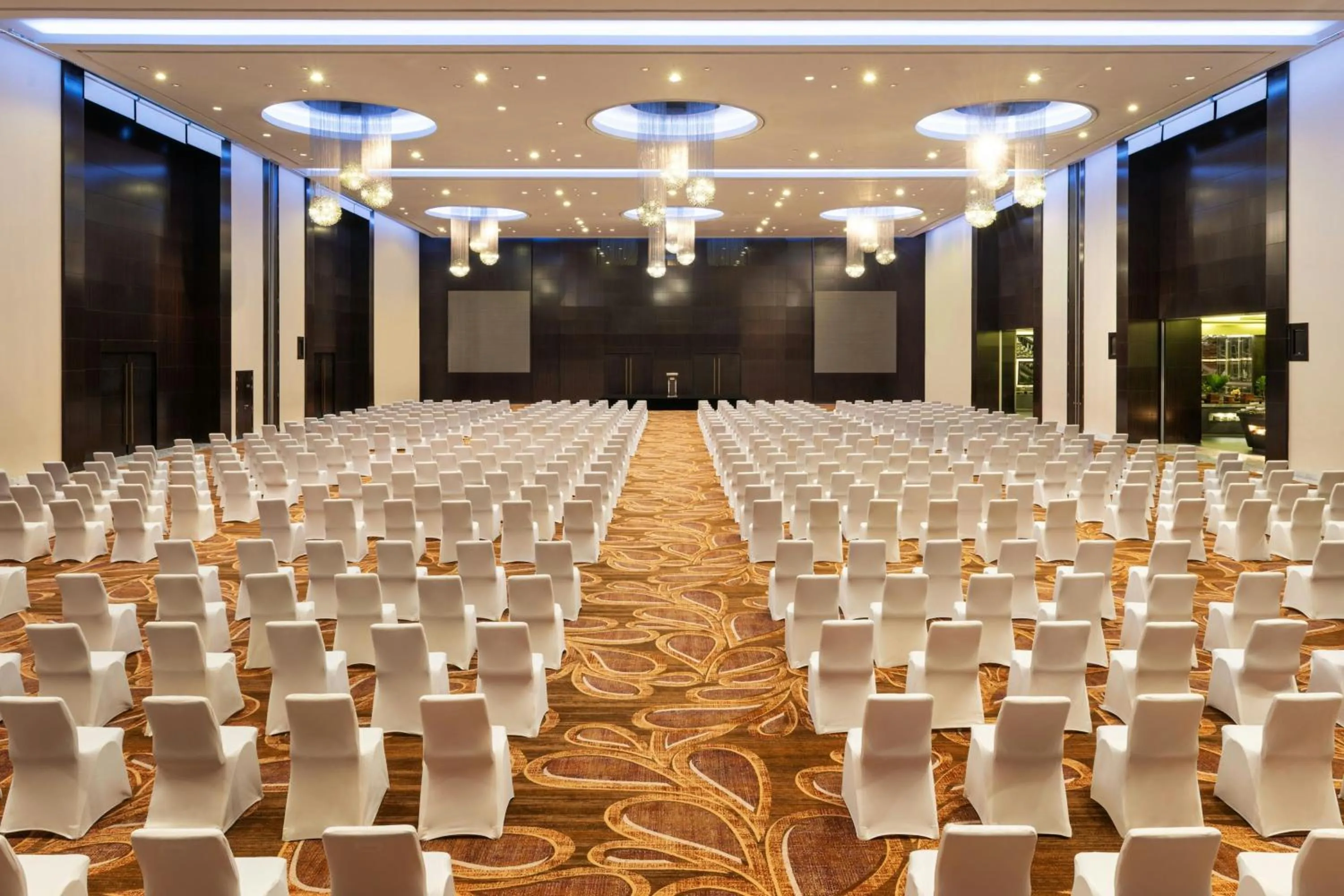 Entertainment in Le Méridien Dubai Hotel & Conference Centre