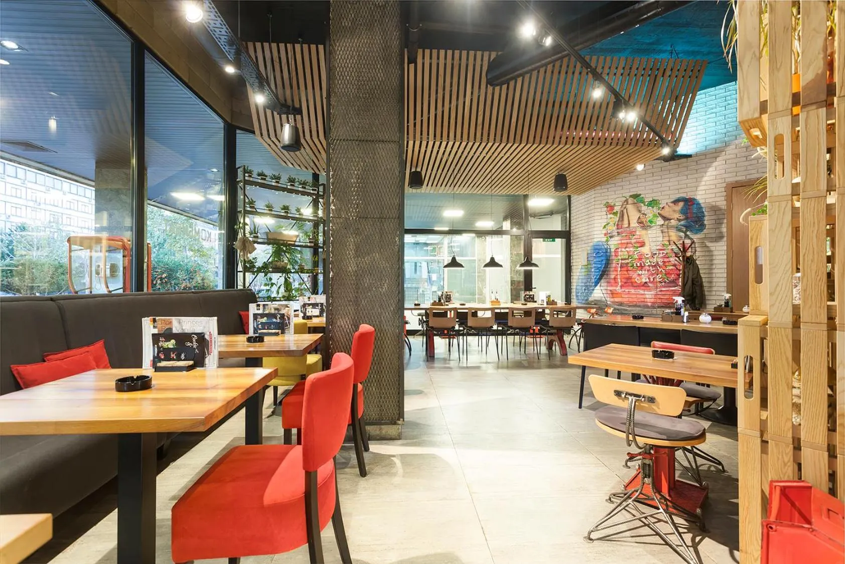 Restaurant/places to eat in Kombinat Rooms City Center