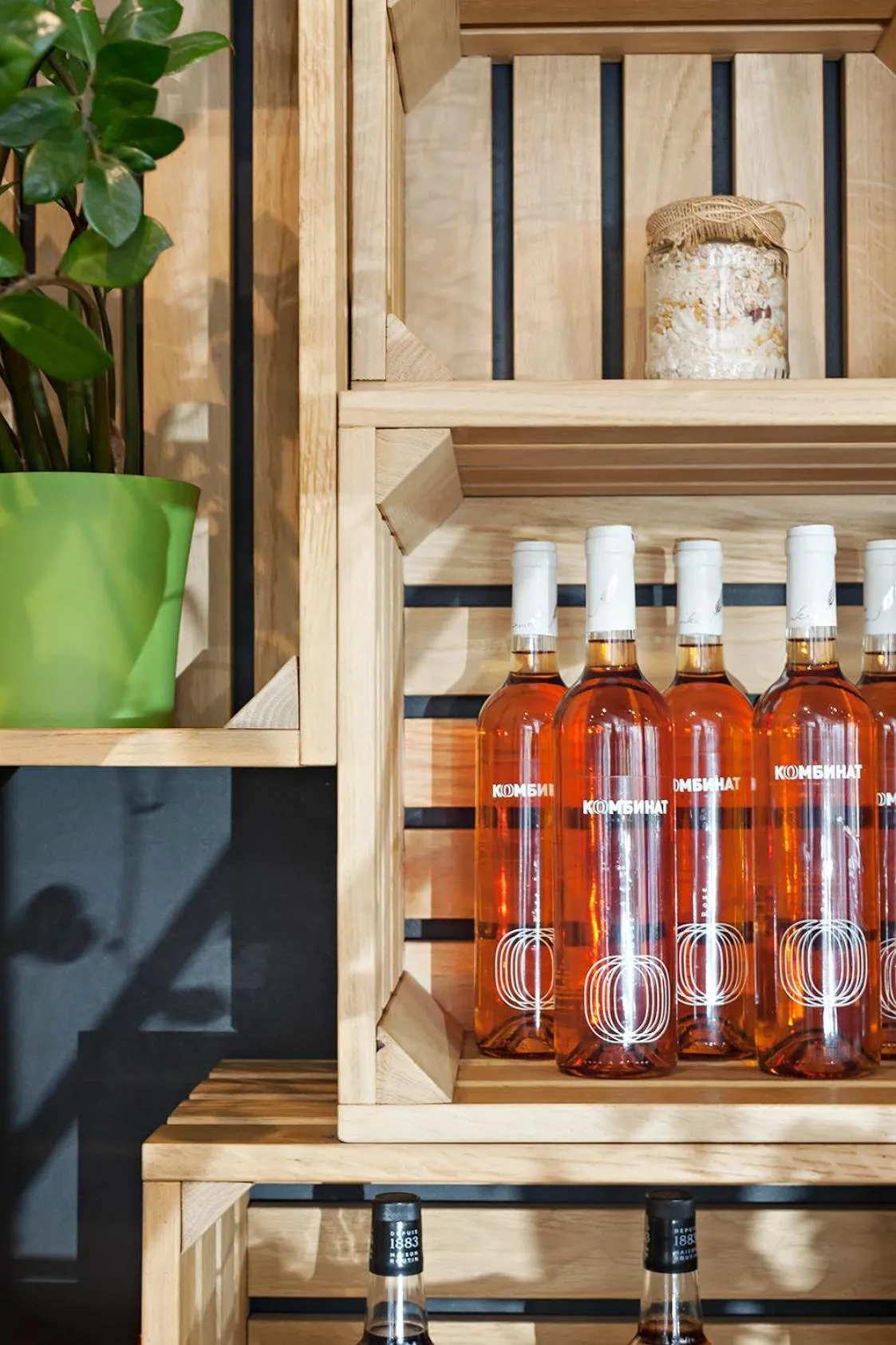 Restaurant/places to eat in Kombinat Rooms City Center