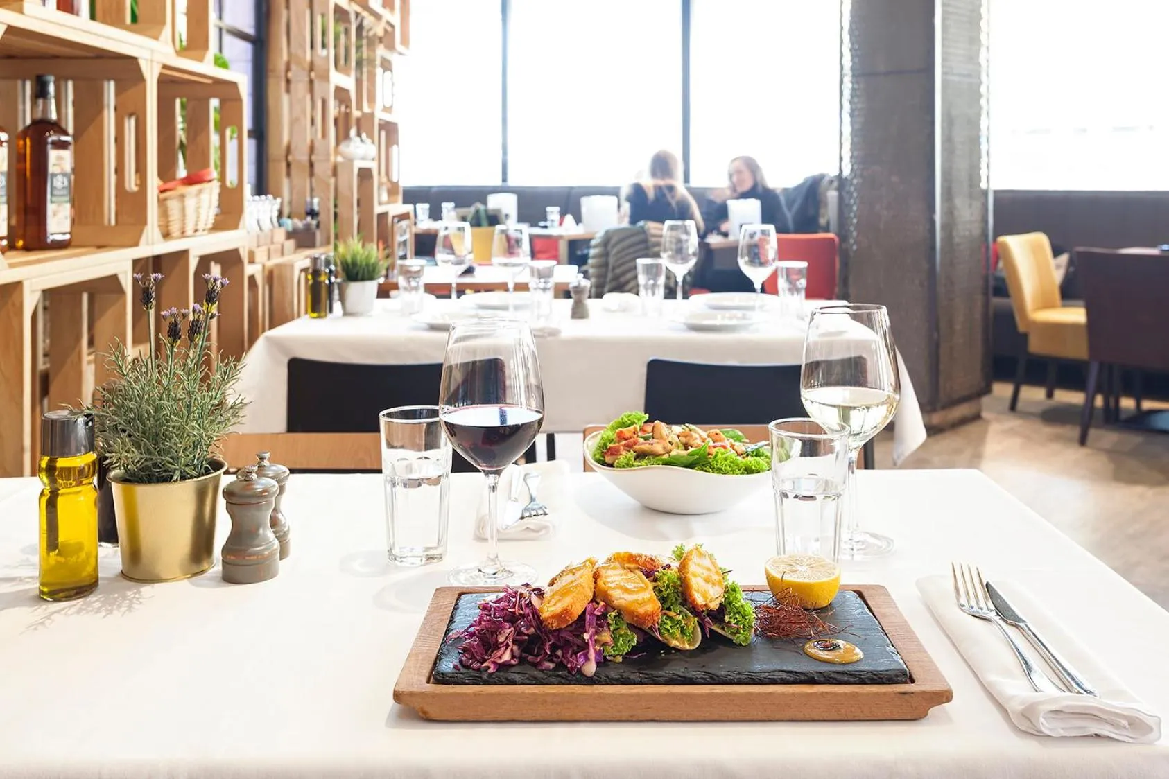 Restaurant/places to eat in Kombinat Rooms City Center