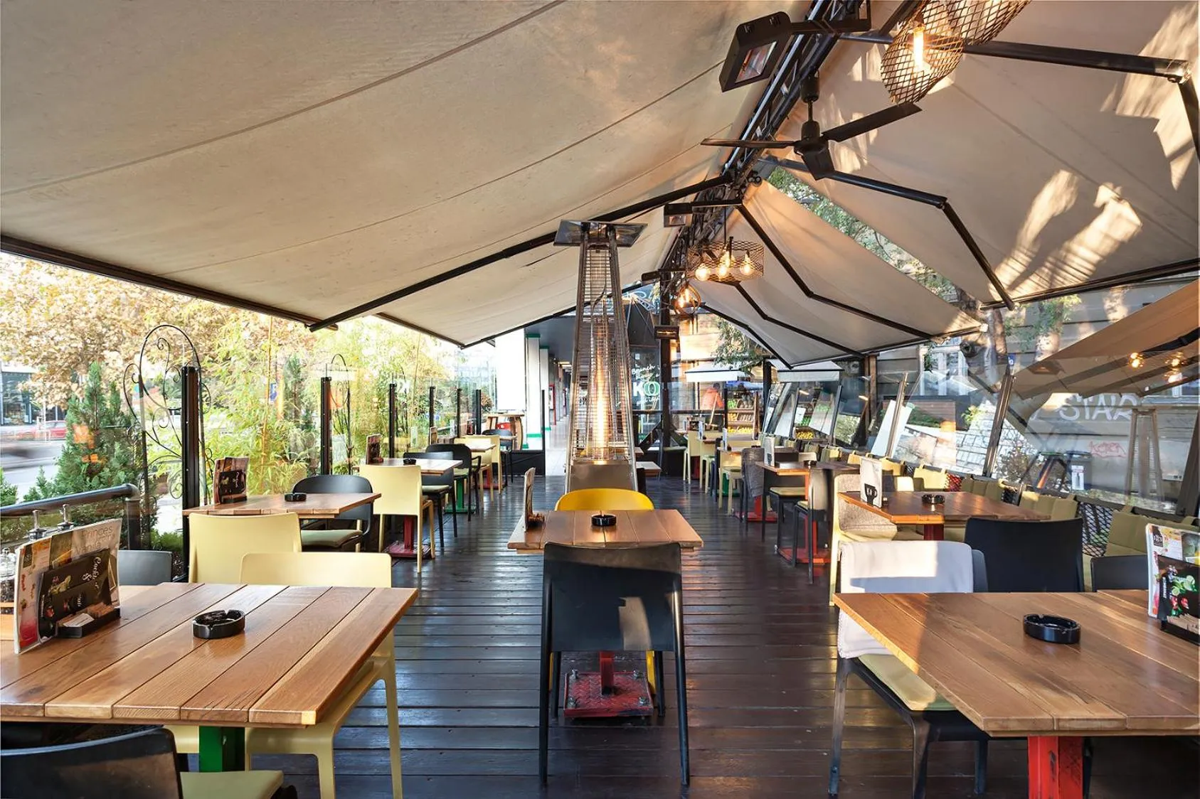 Restaurant/places to eat in Kombinat Rooms City Center