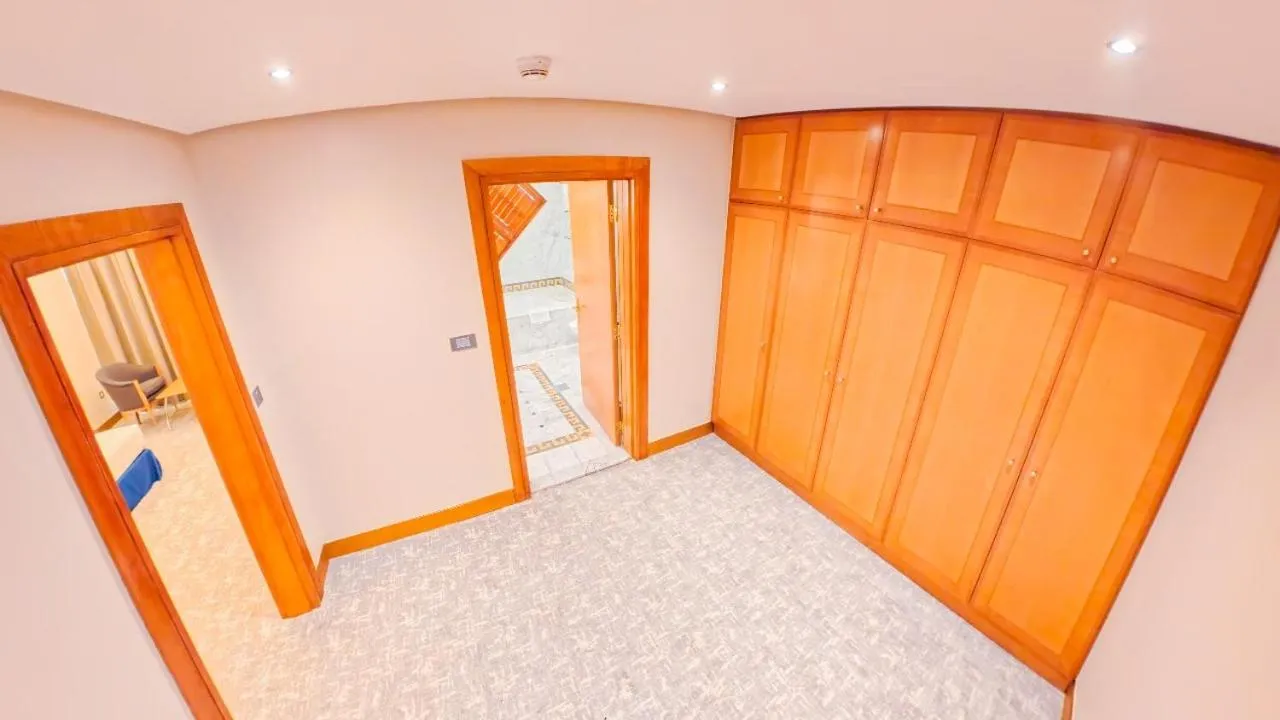 wardrobe in Oryx Grand Hotel Jebel Hafeet