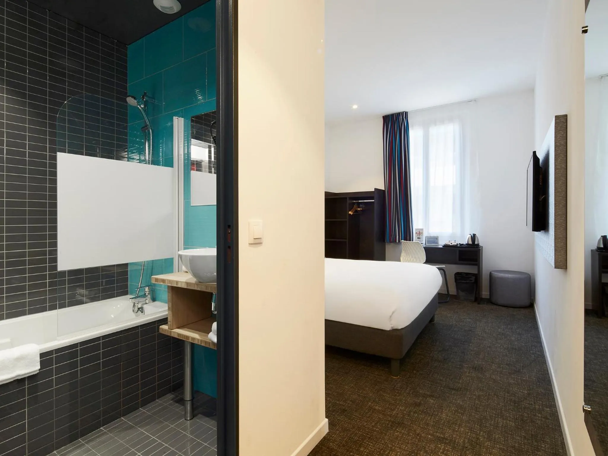 Bathroom, Bed in Kyriad Marseille Blancarde - Timone