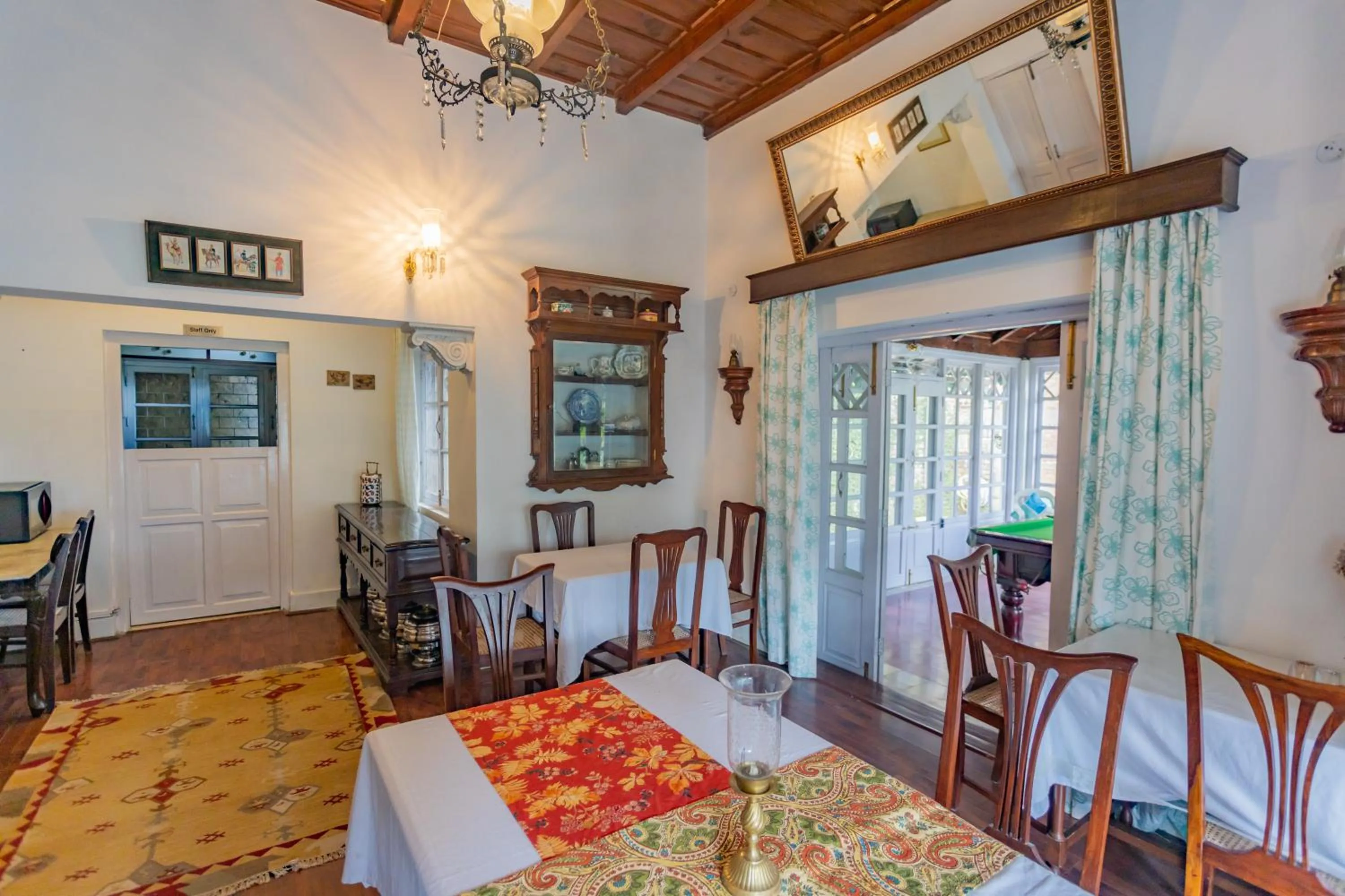 Seating area, Bed in Seclude Ramgarh Taradale