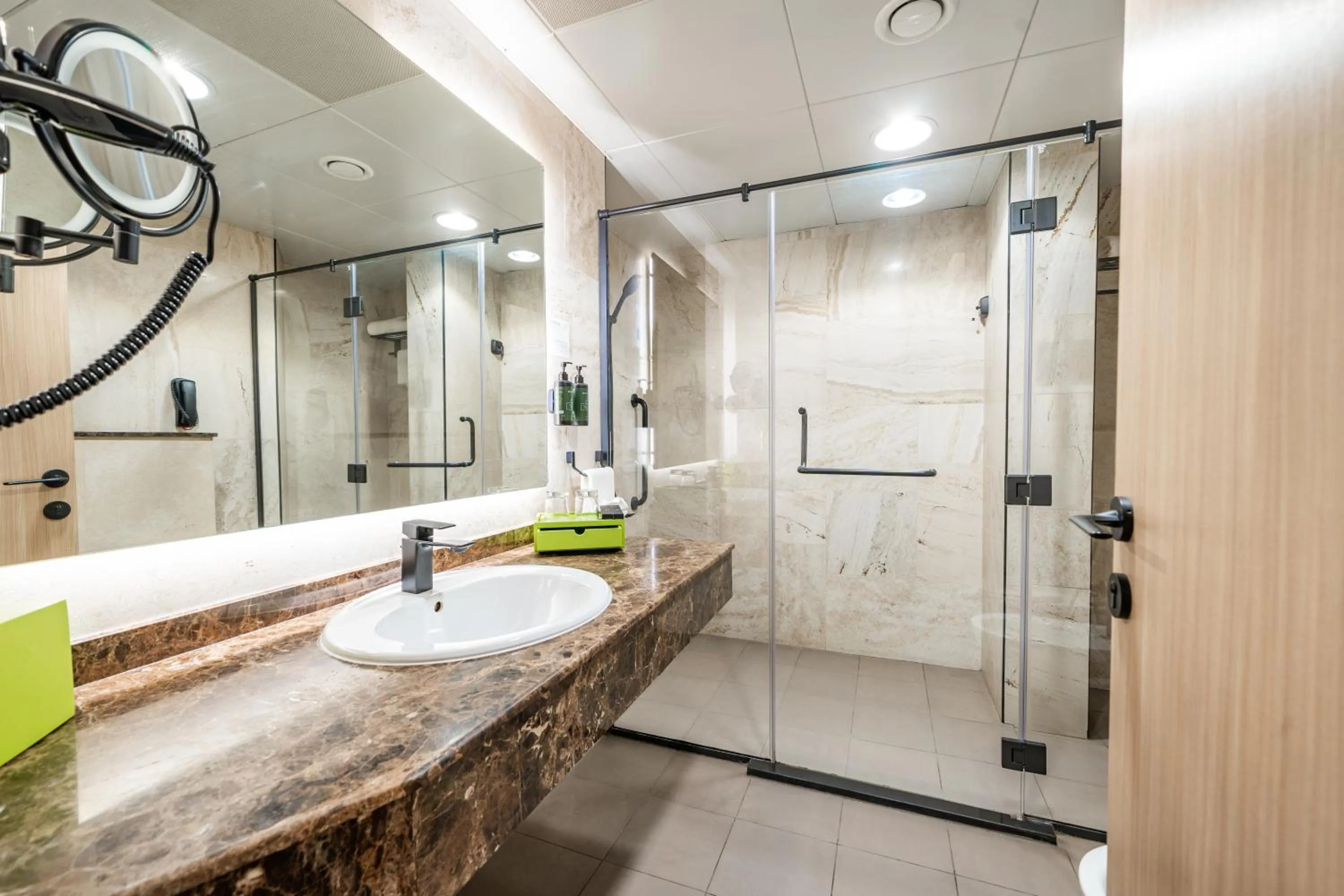 Shower in La Quinta by Wyndham Dubai Jumeirah