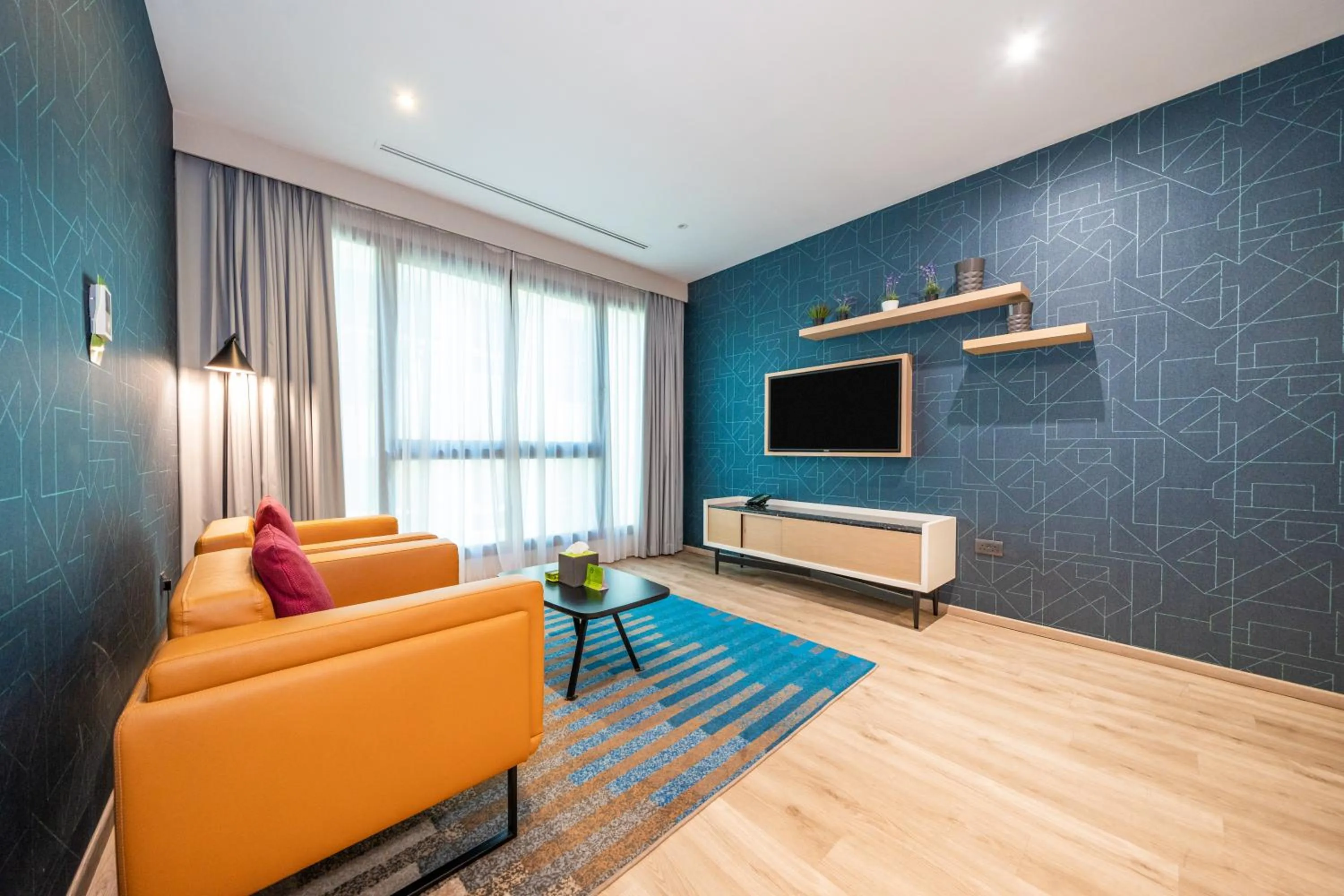 Communal lounge/ TV room in La Quinta by Wyndham Dubai Jumeirah