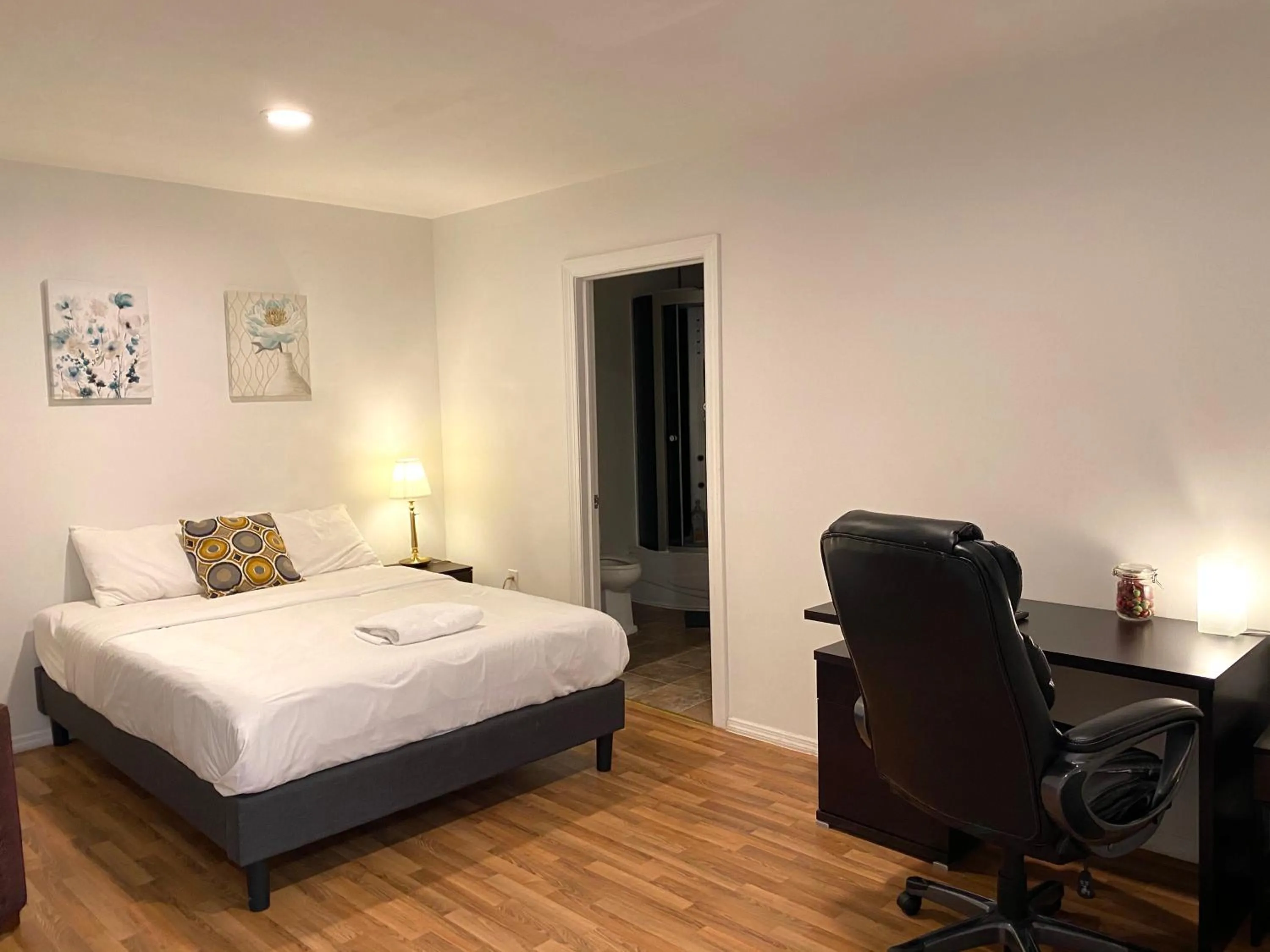 Photo of the whole room, Bed in Alina & Fanny - Philadelphia Convention Center