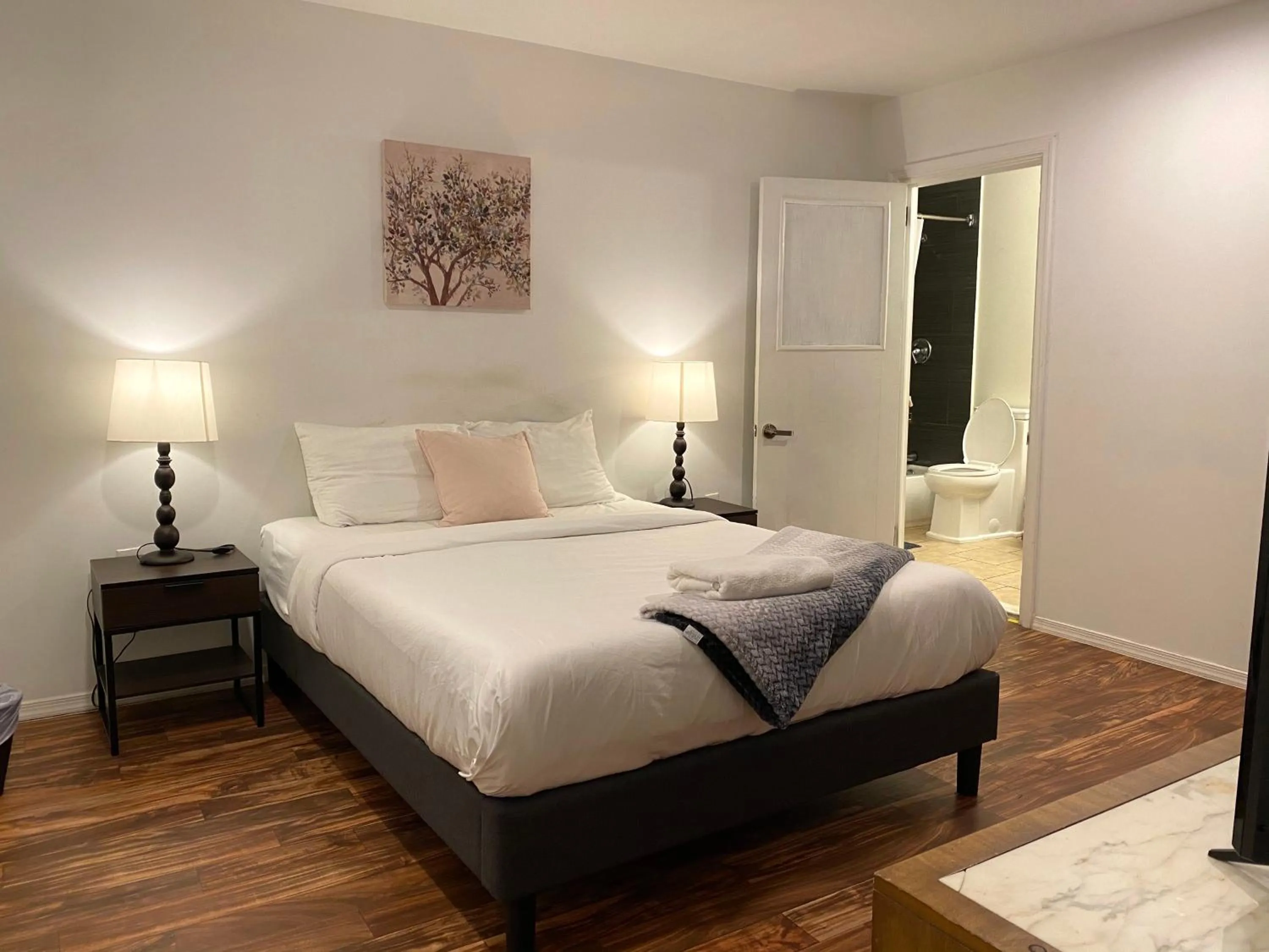 Bedroom, Bed in Alina & Fanny - Philadelphia Convention Center