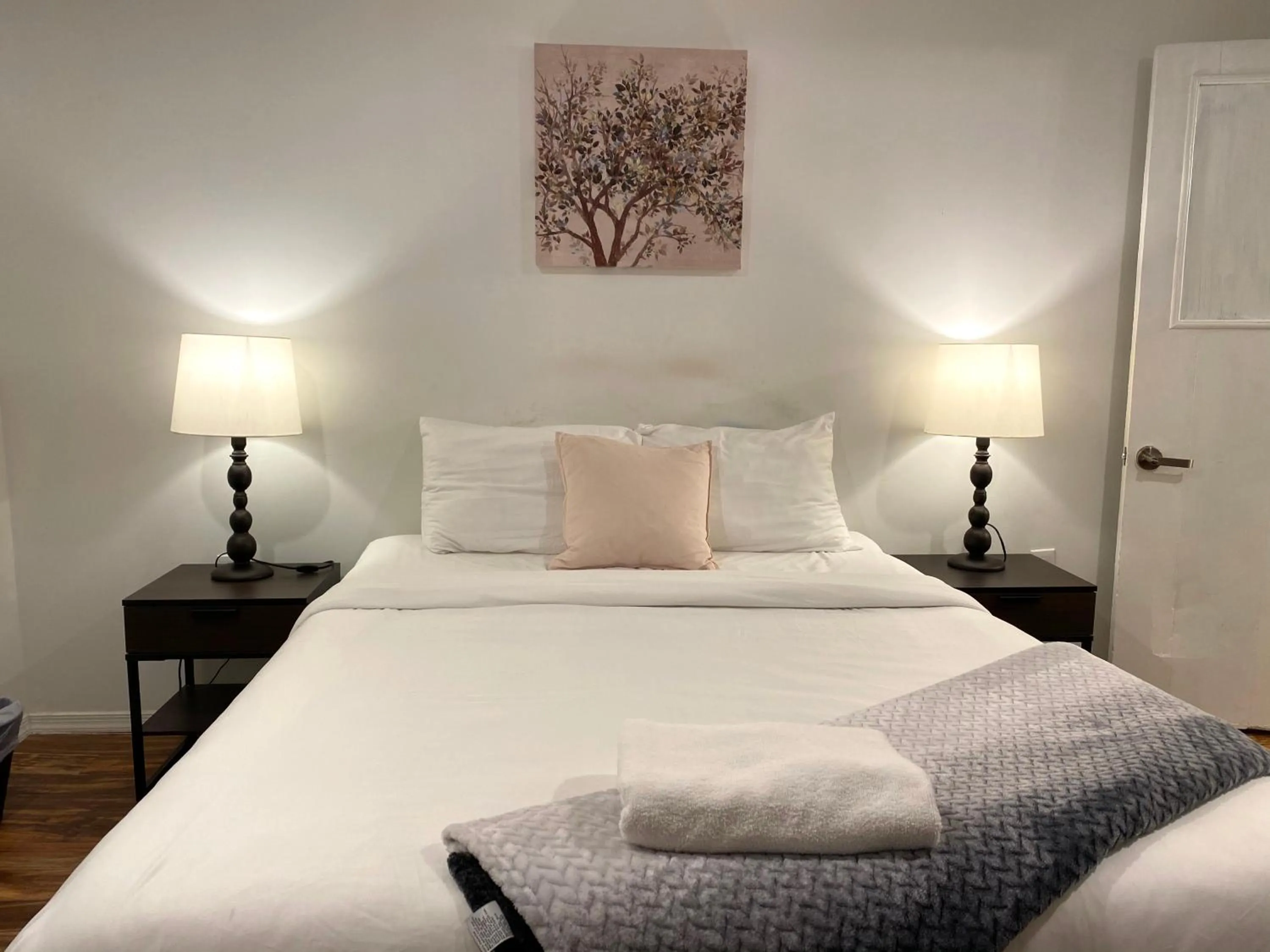 Bed in Alina & Fanny - Philadelphia Convention Center