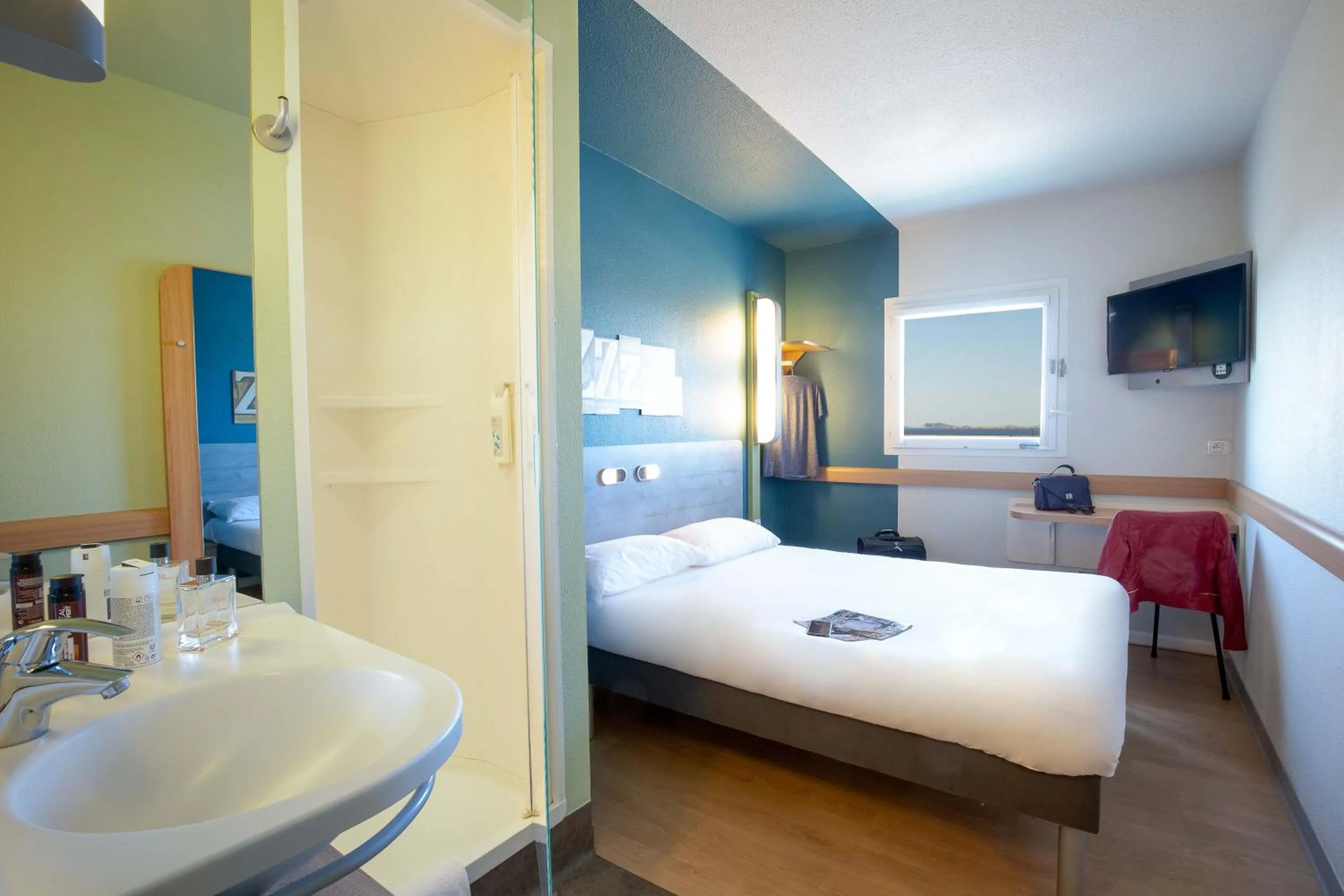 Shower, Bed in ibis budget Marseille L'Estaque