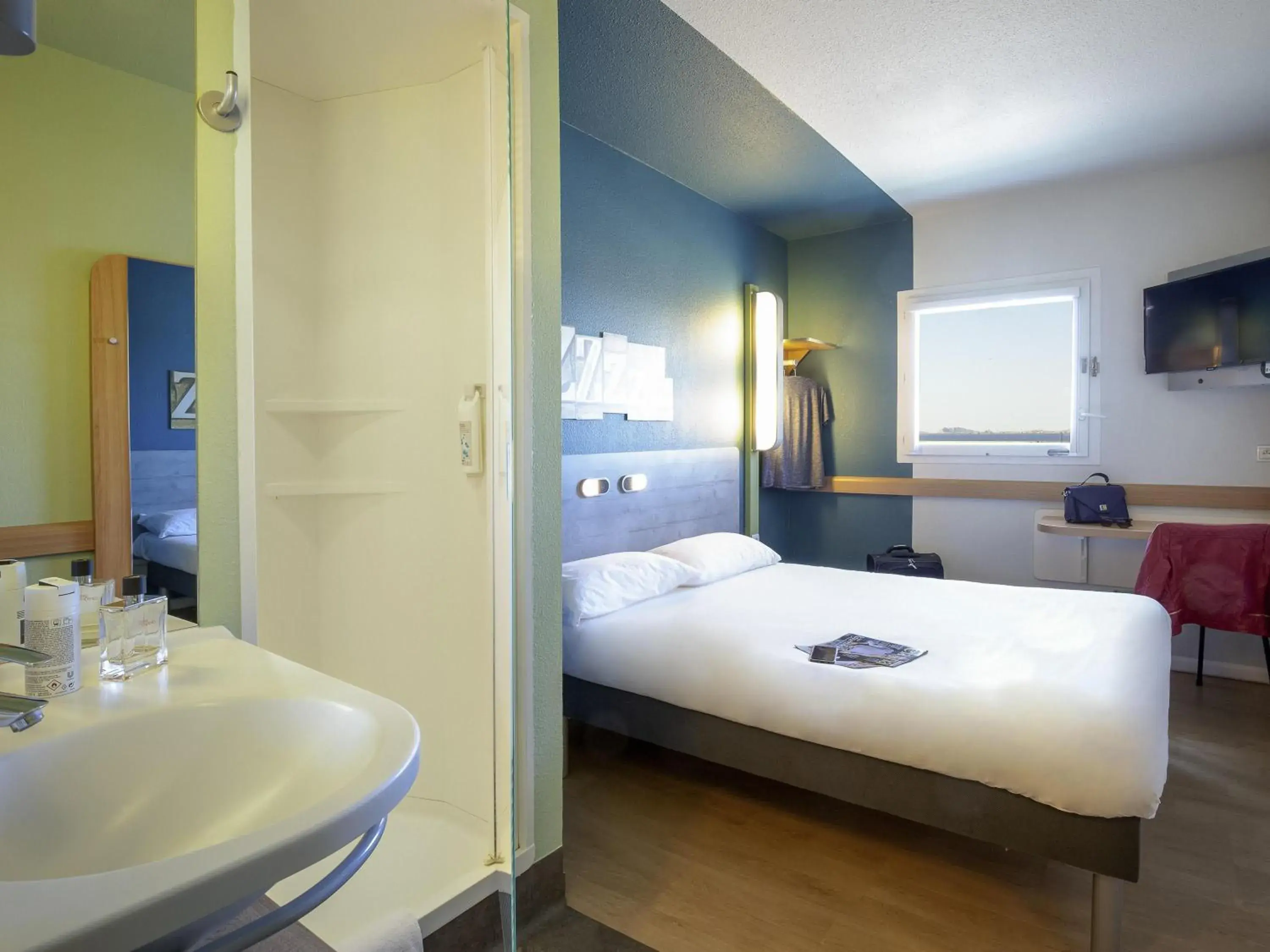 Bedroom, Bed in ibis budget Marseille L'Estaque Bedroom, Bed in ibis budget Marseille L'Estaque