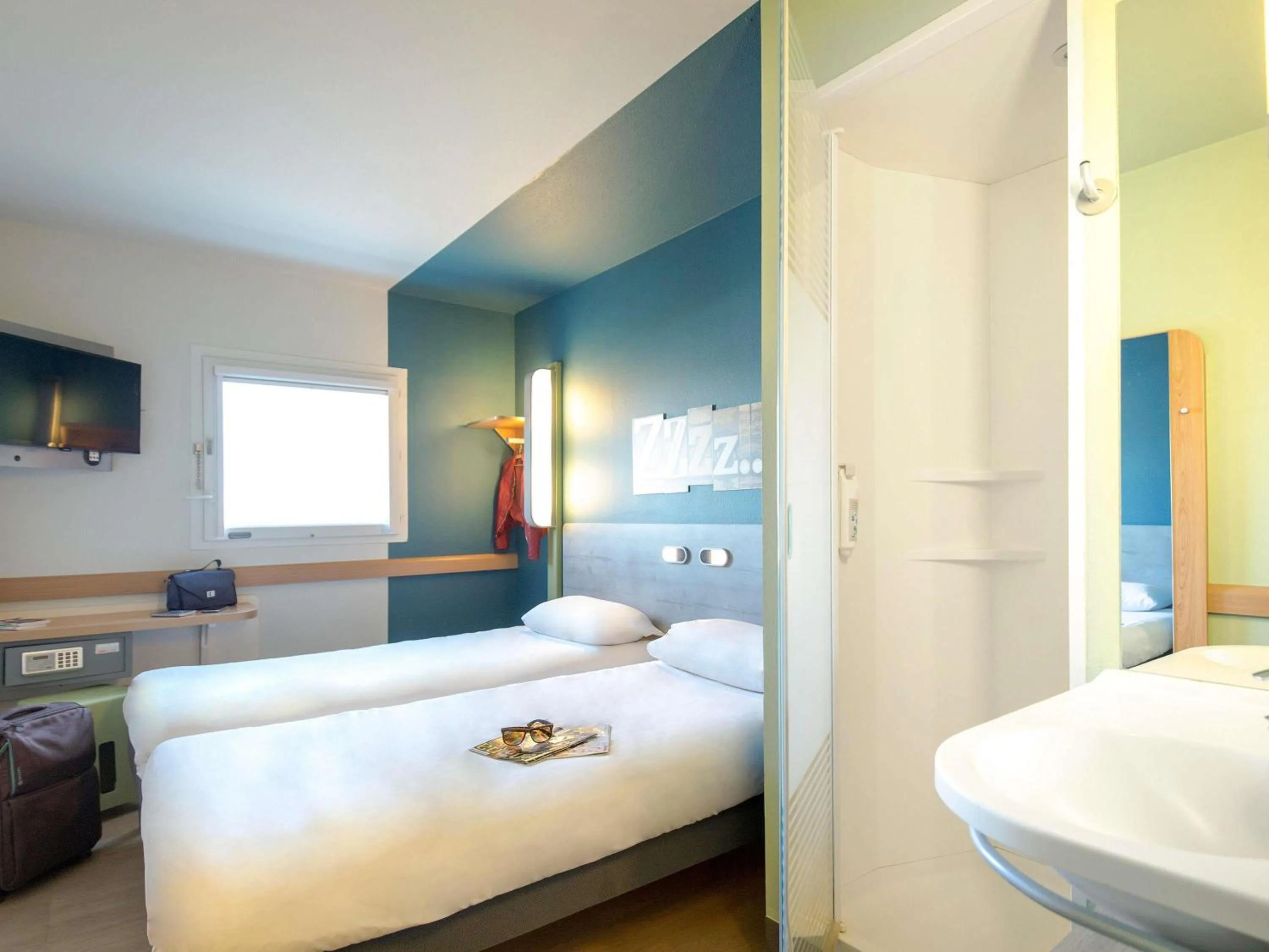 Bedroom, Bed in ibis budget Marseille L'Estaque