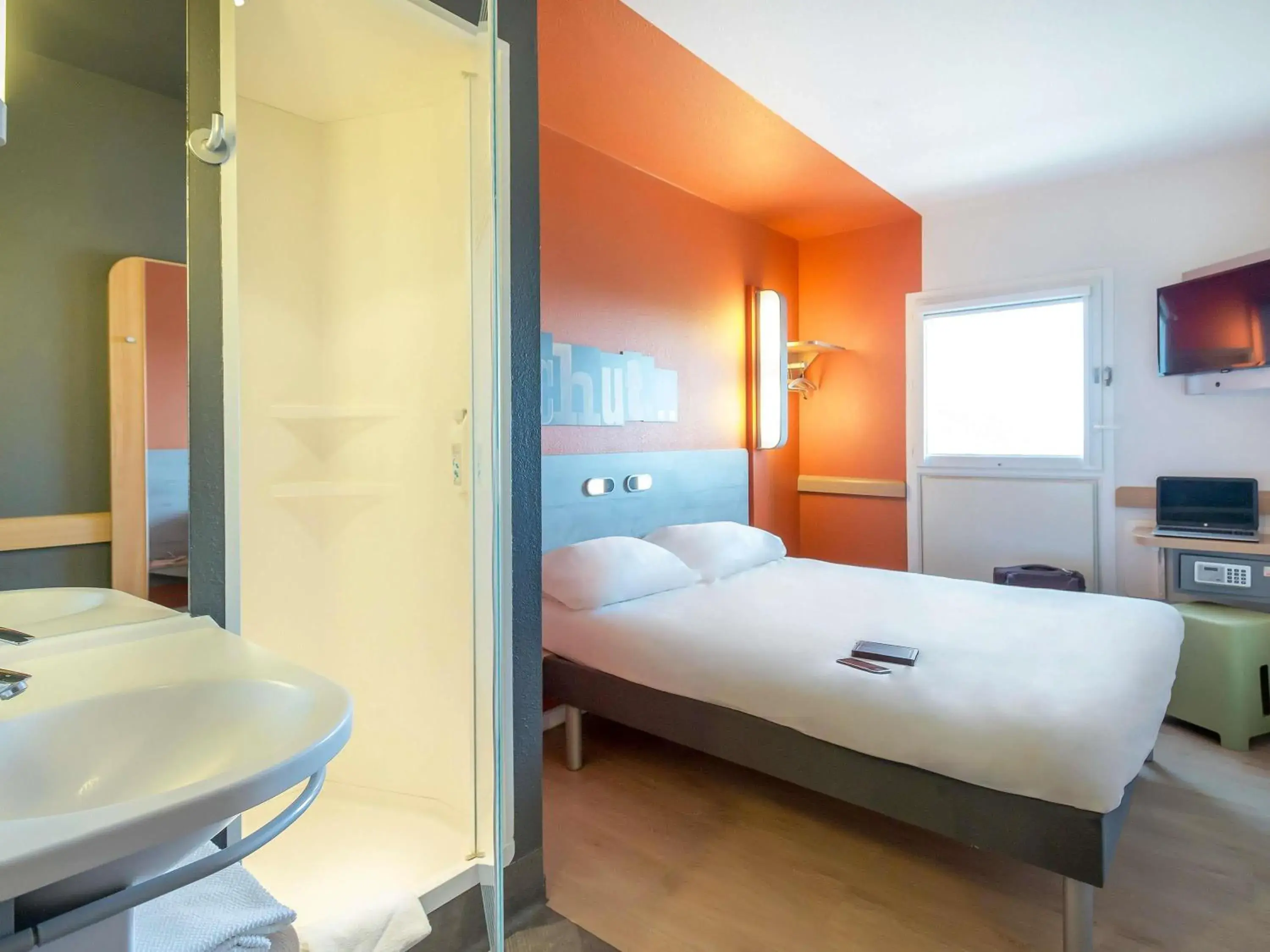 Bedroom, Bed in ibis budget Marseille L'Estaque Bedroom, Bed in ibis budget Marseille L'Estaque