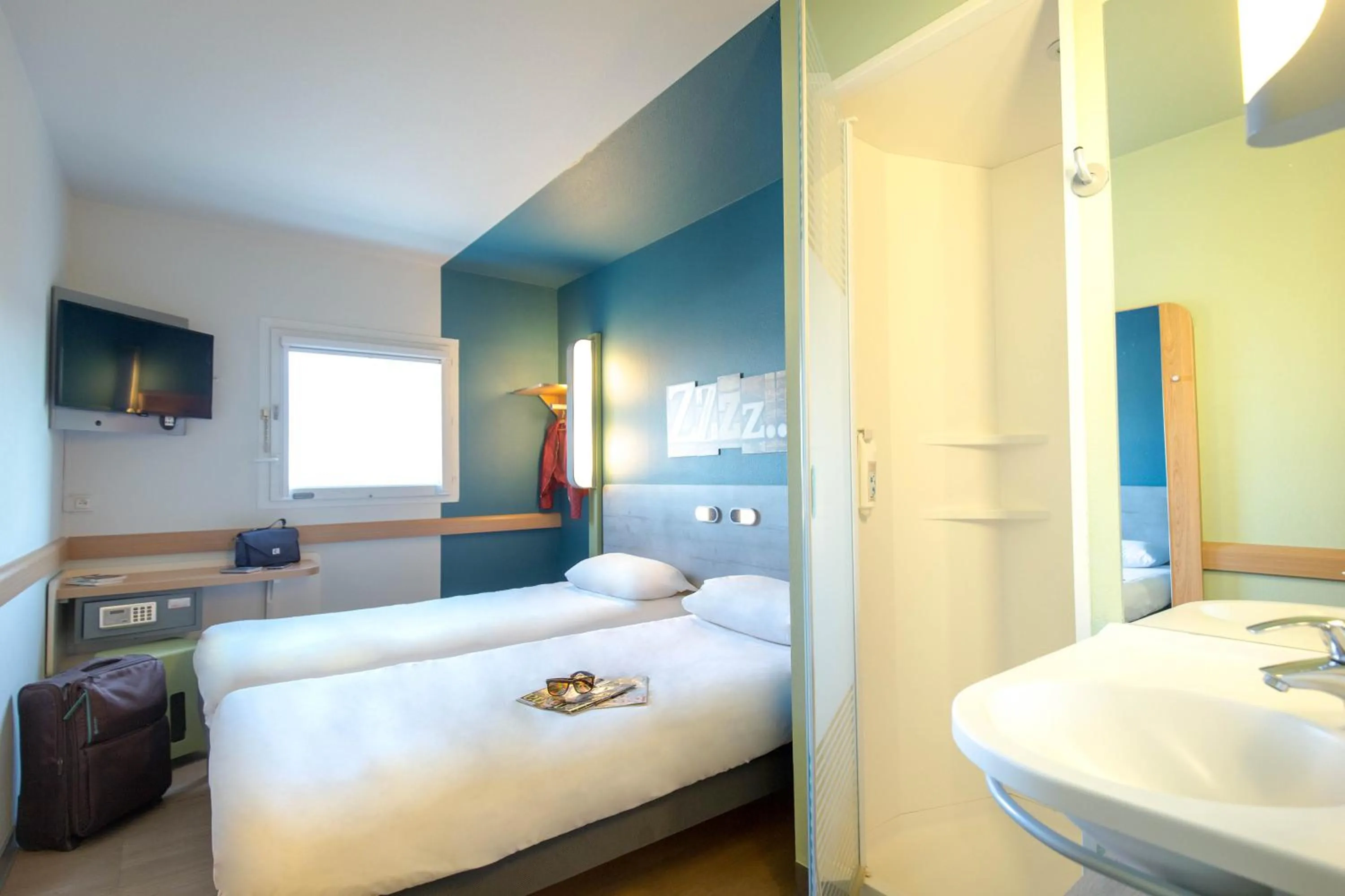 Shower, Bed in ibis budget Marseille L'Estaque