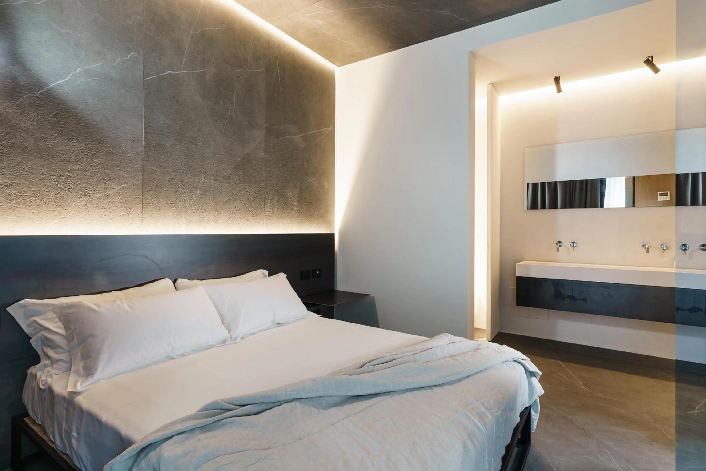 Shower, Bed in Meo Design Suites & Spa