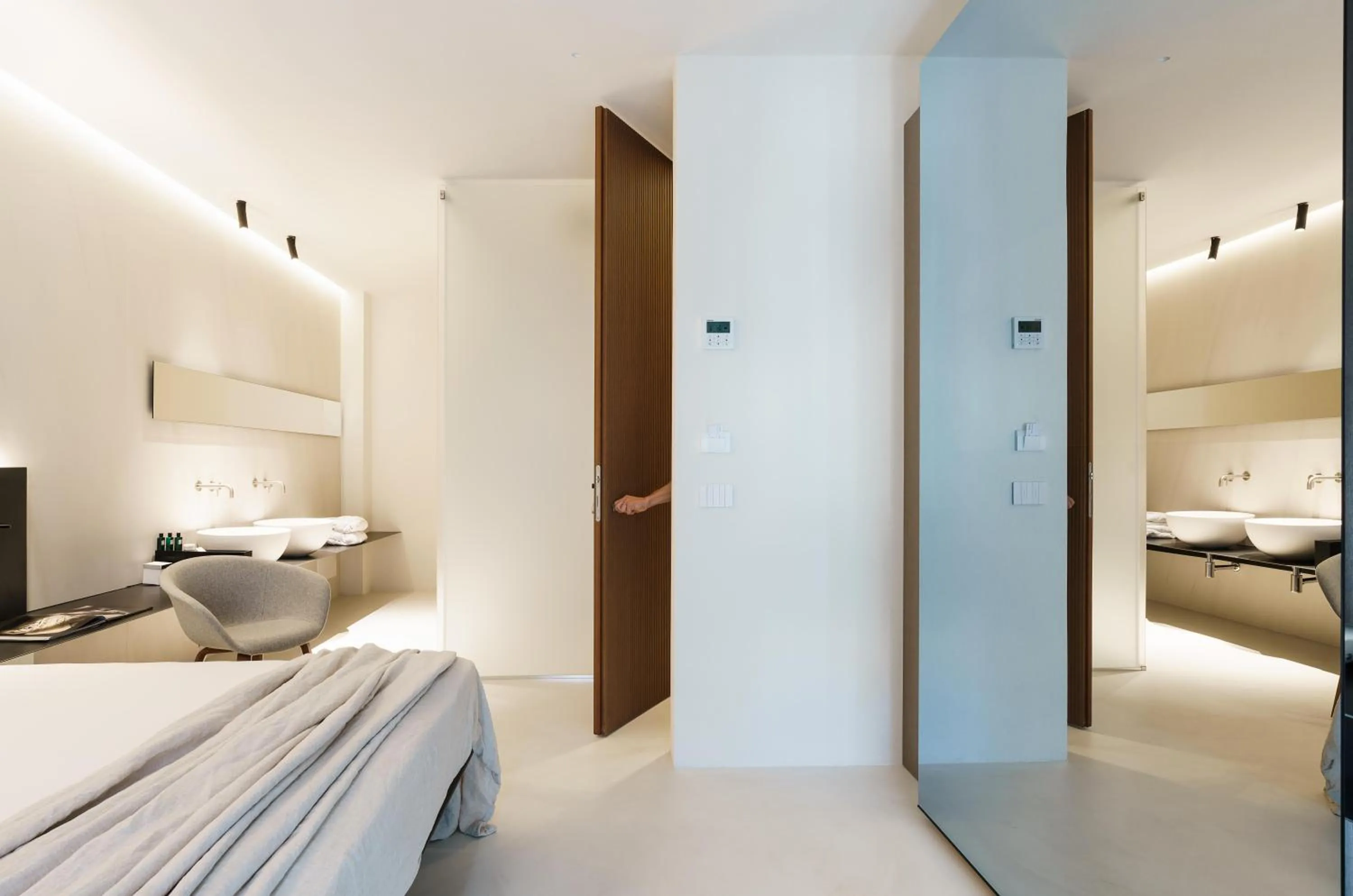 Shower, Bed in Meo Design Suites & Spa