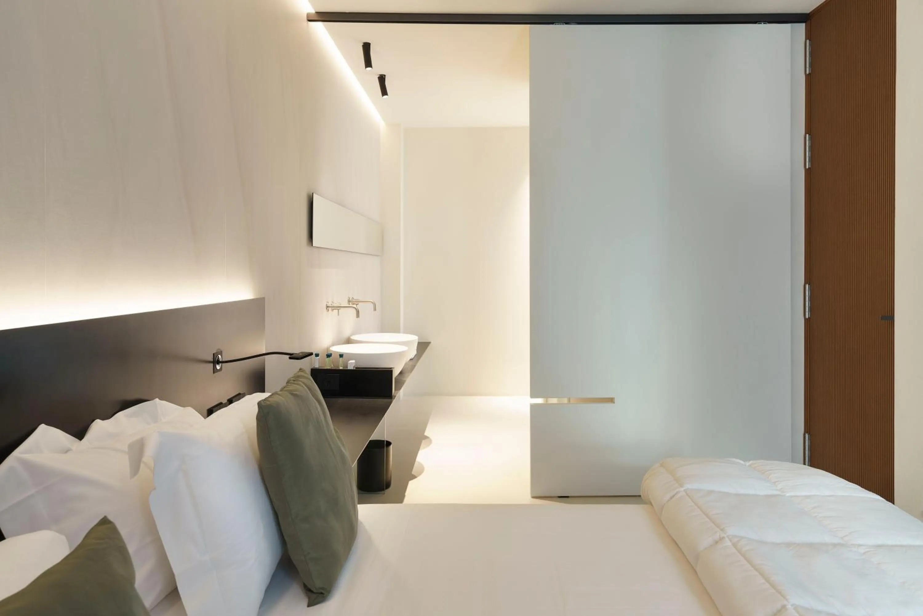 Shower, Bed in Meo Design Suites & Spa