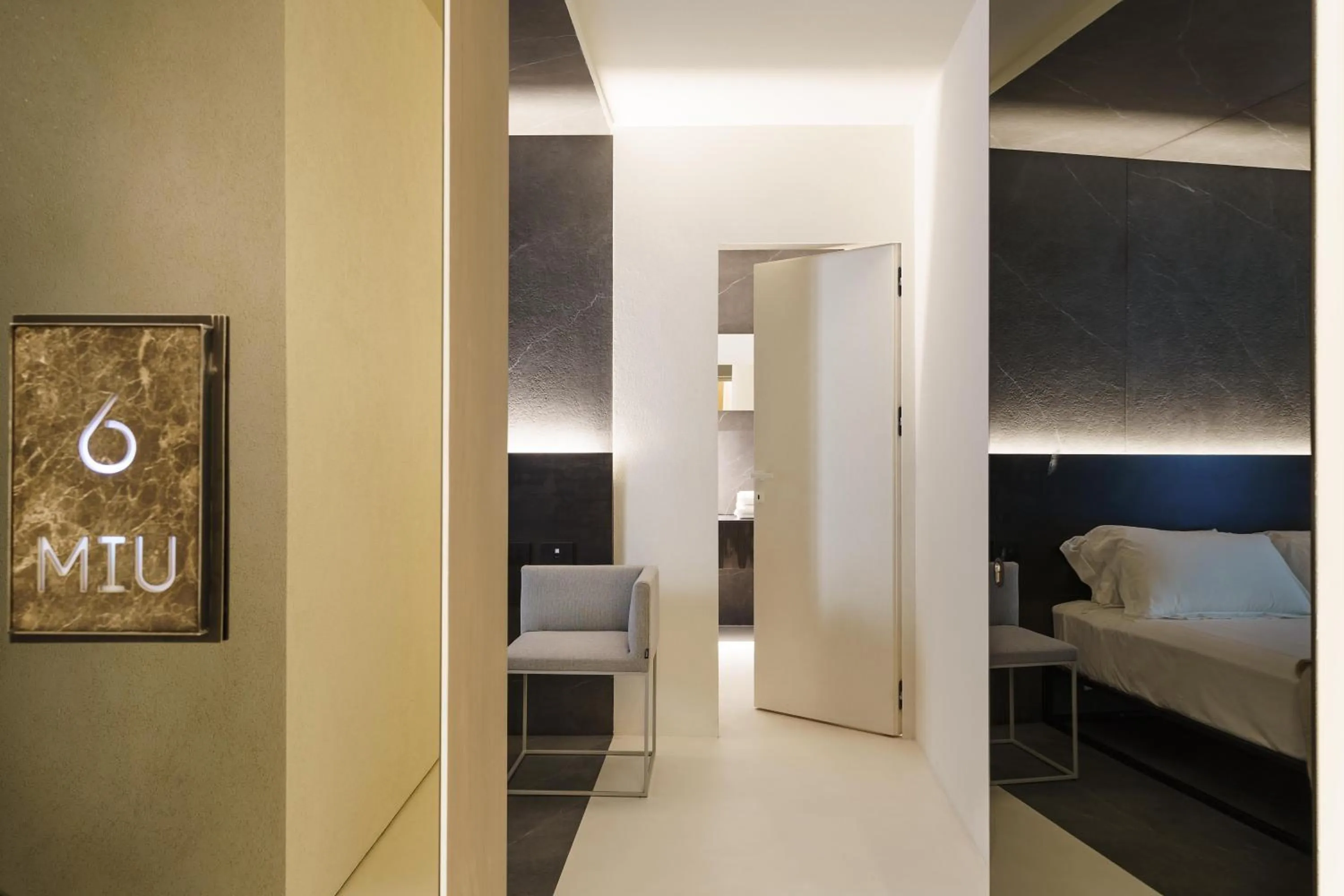 Shower, Bed in Meo Design Suites & Spa