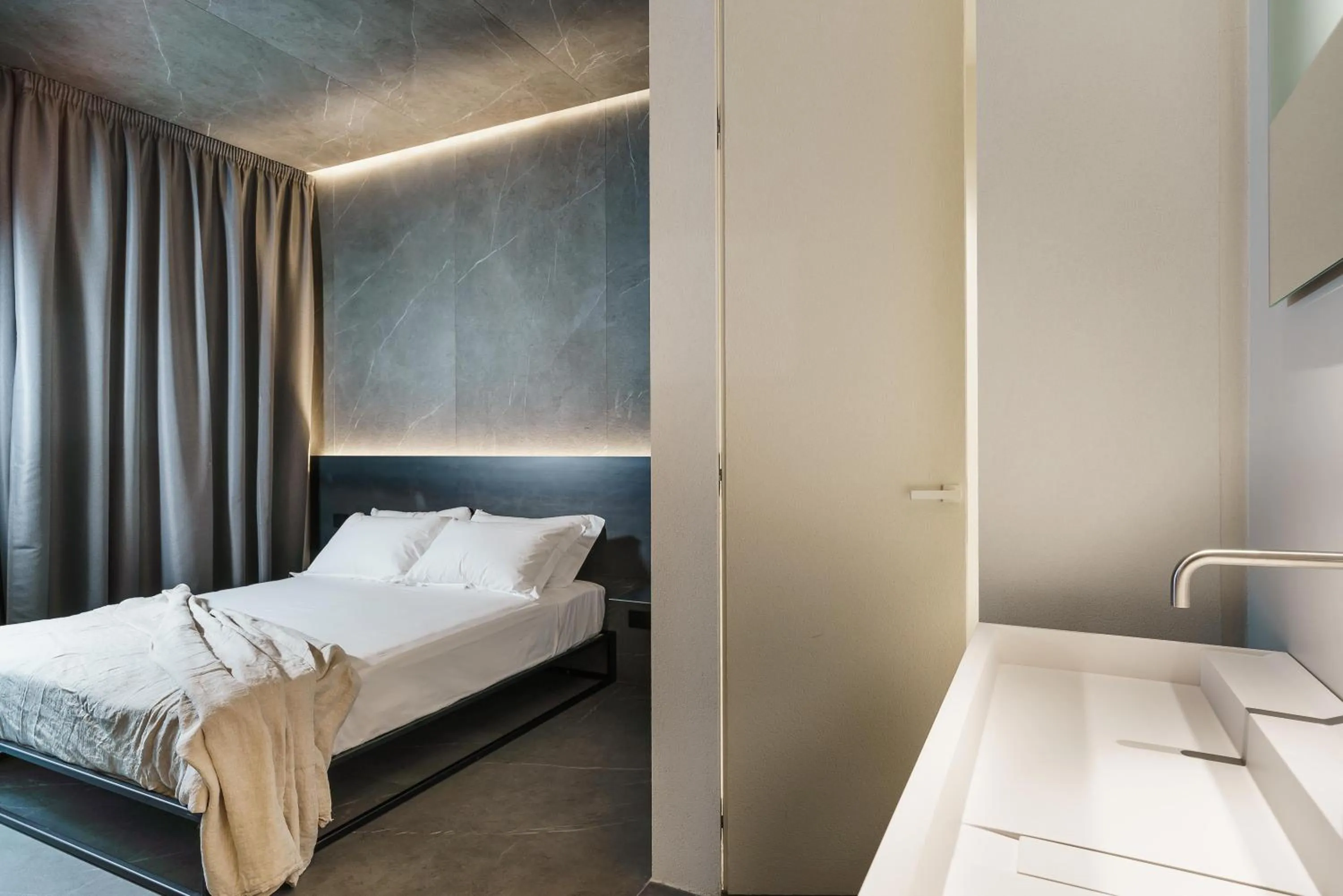 Shower, Bed in Meo Design Suites & Spa