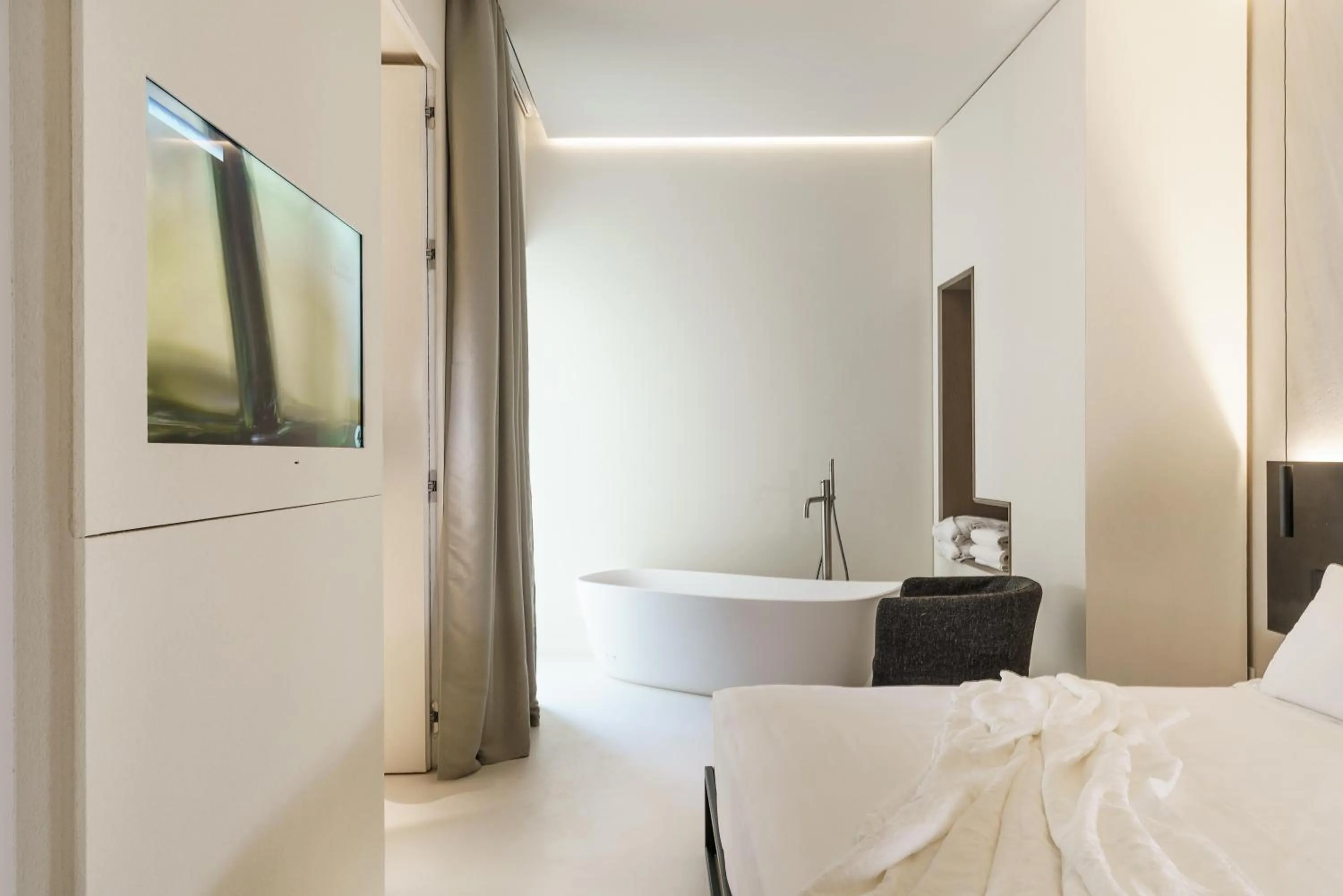 Shower, Bed in Meo Design Suites & Spa