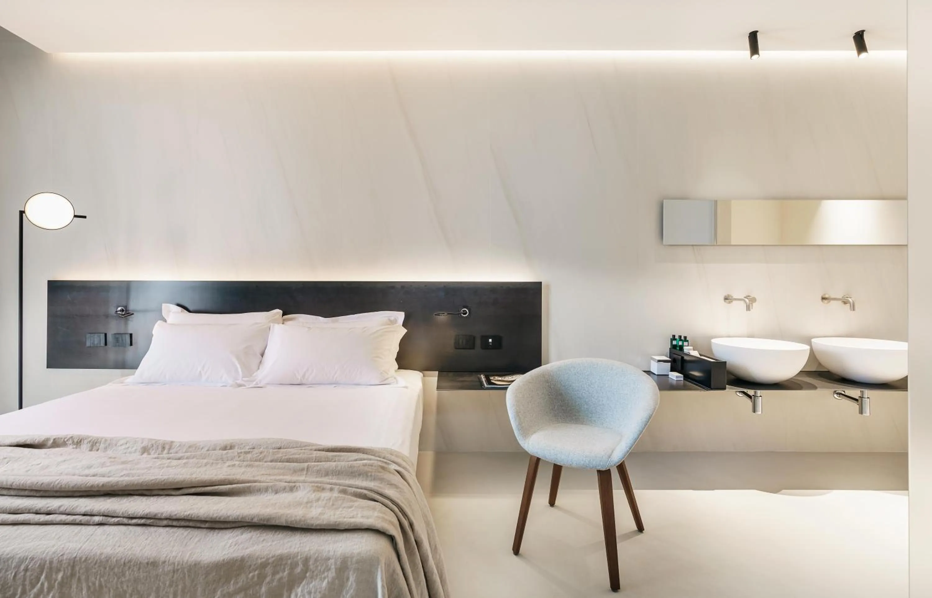 Shower, Bed in Meo Design Suites & Spa