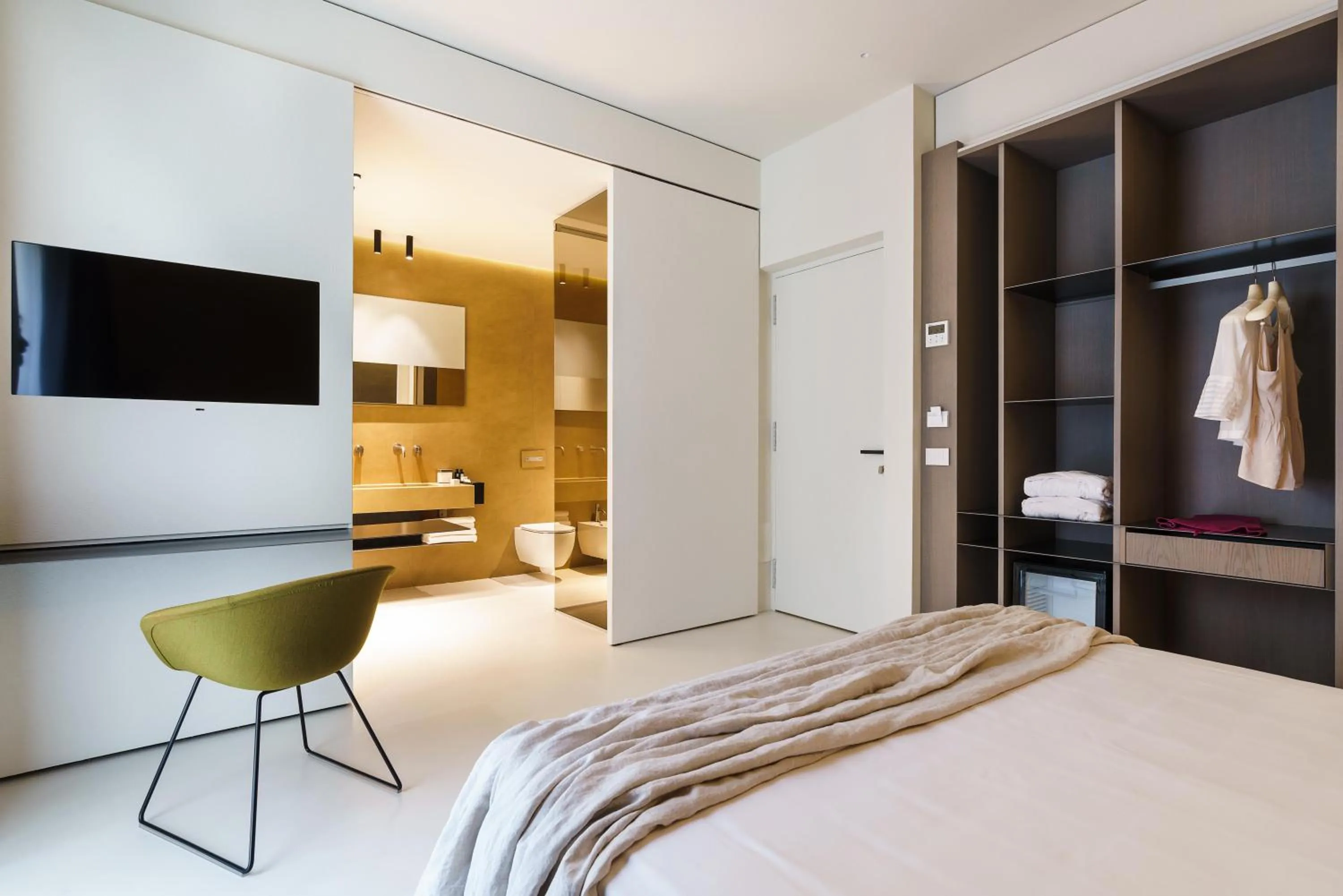 Shower, Bed in Meo Design Suites & Spa