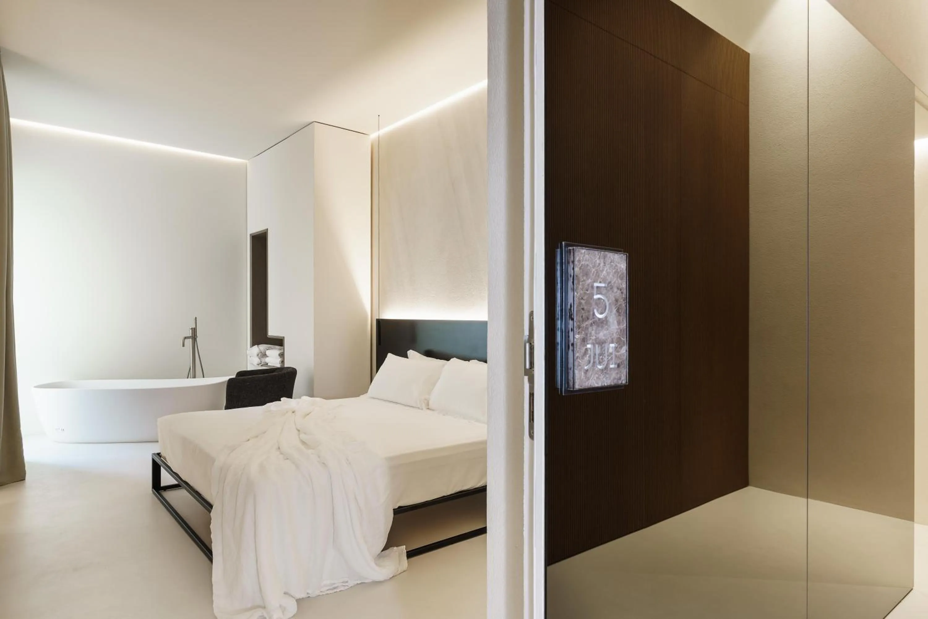 Shower, Bed in Meo Design Suites & Spa