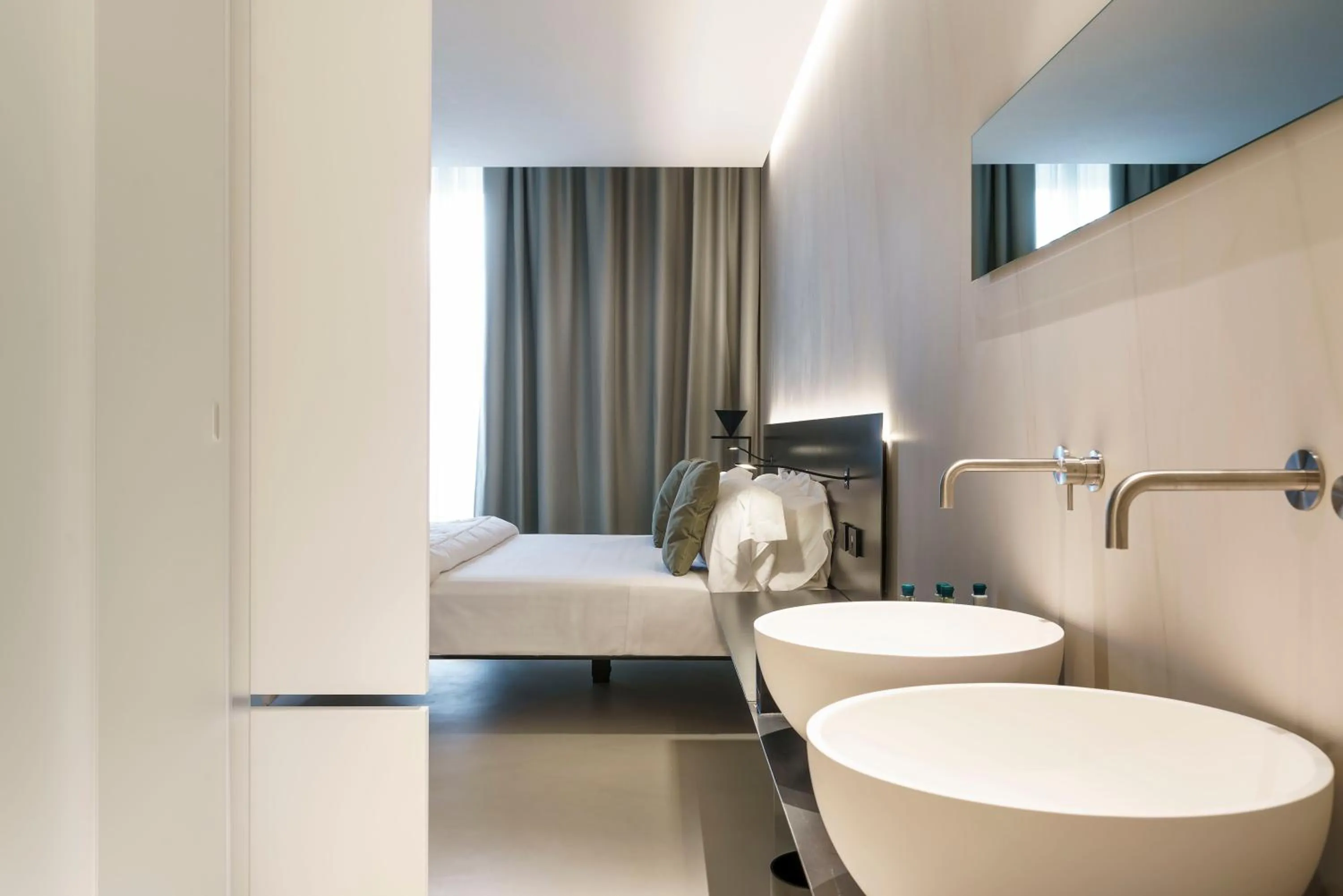 Shower, Bed in Meo Design Suites & Spa