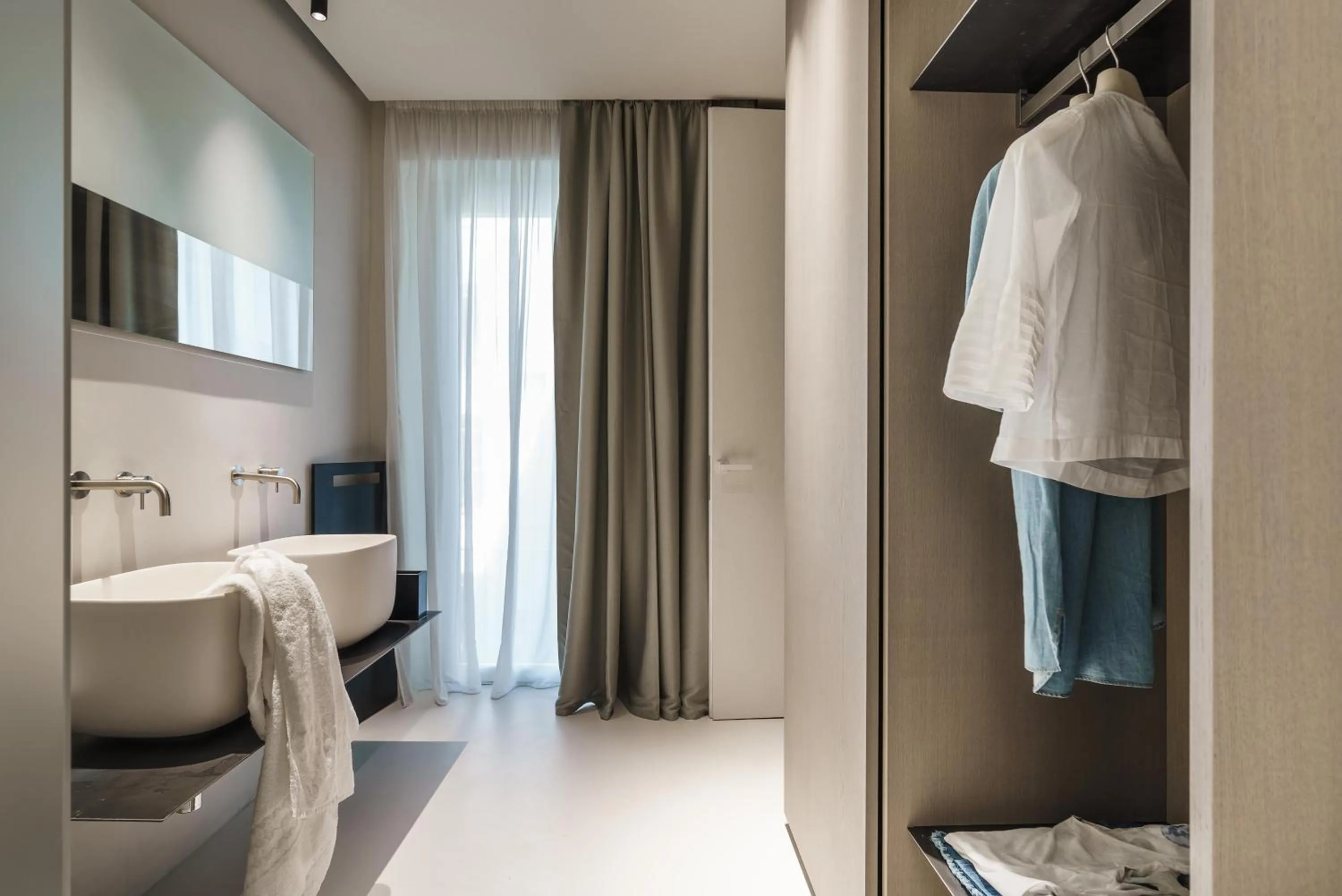 Shower, Bed in Meo Design Suites & Spa