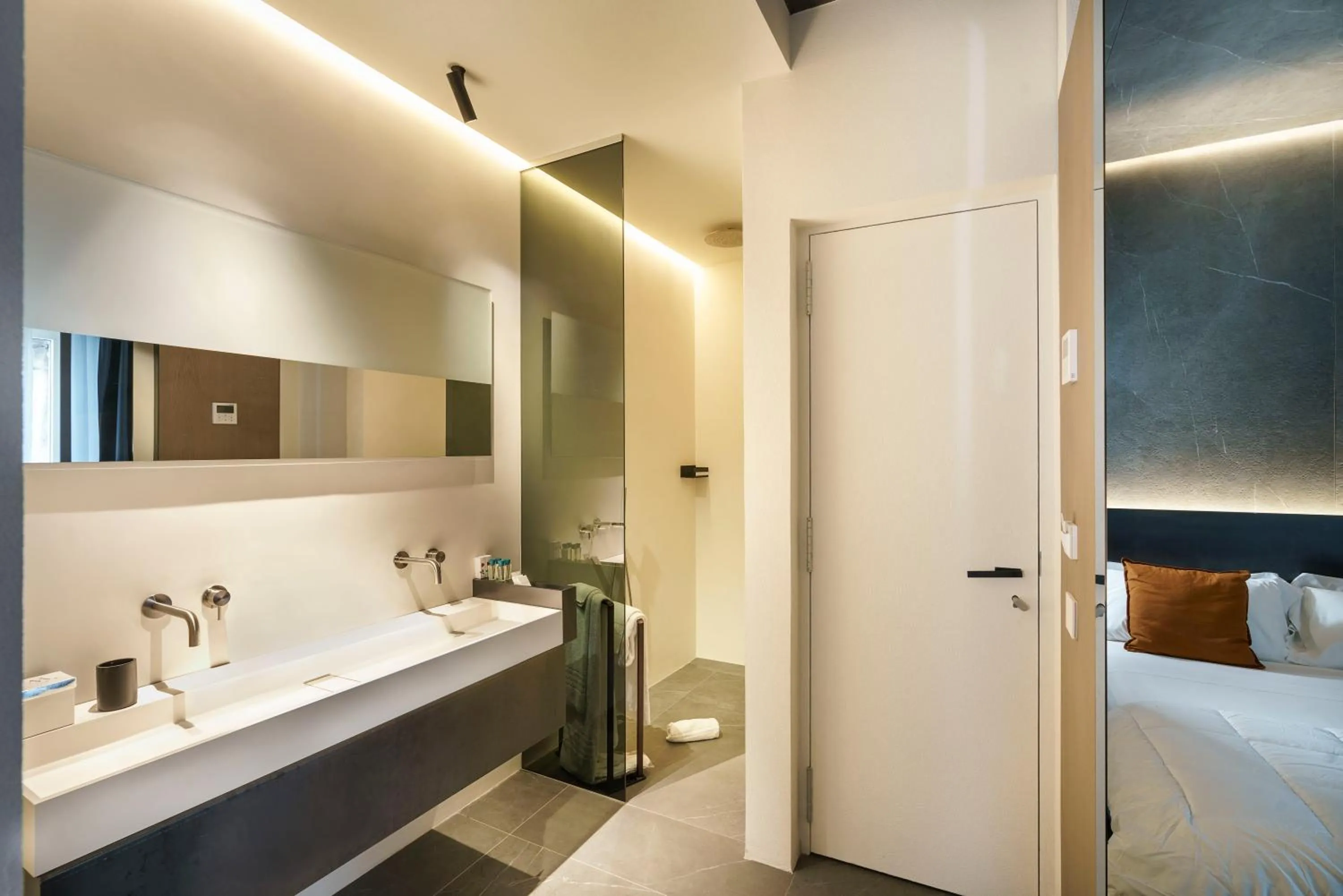 Shower, Bed in Meo Design Suites & Spa