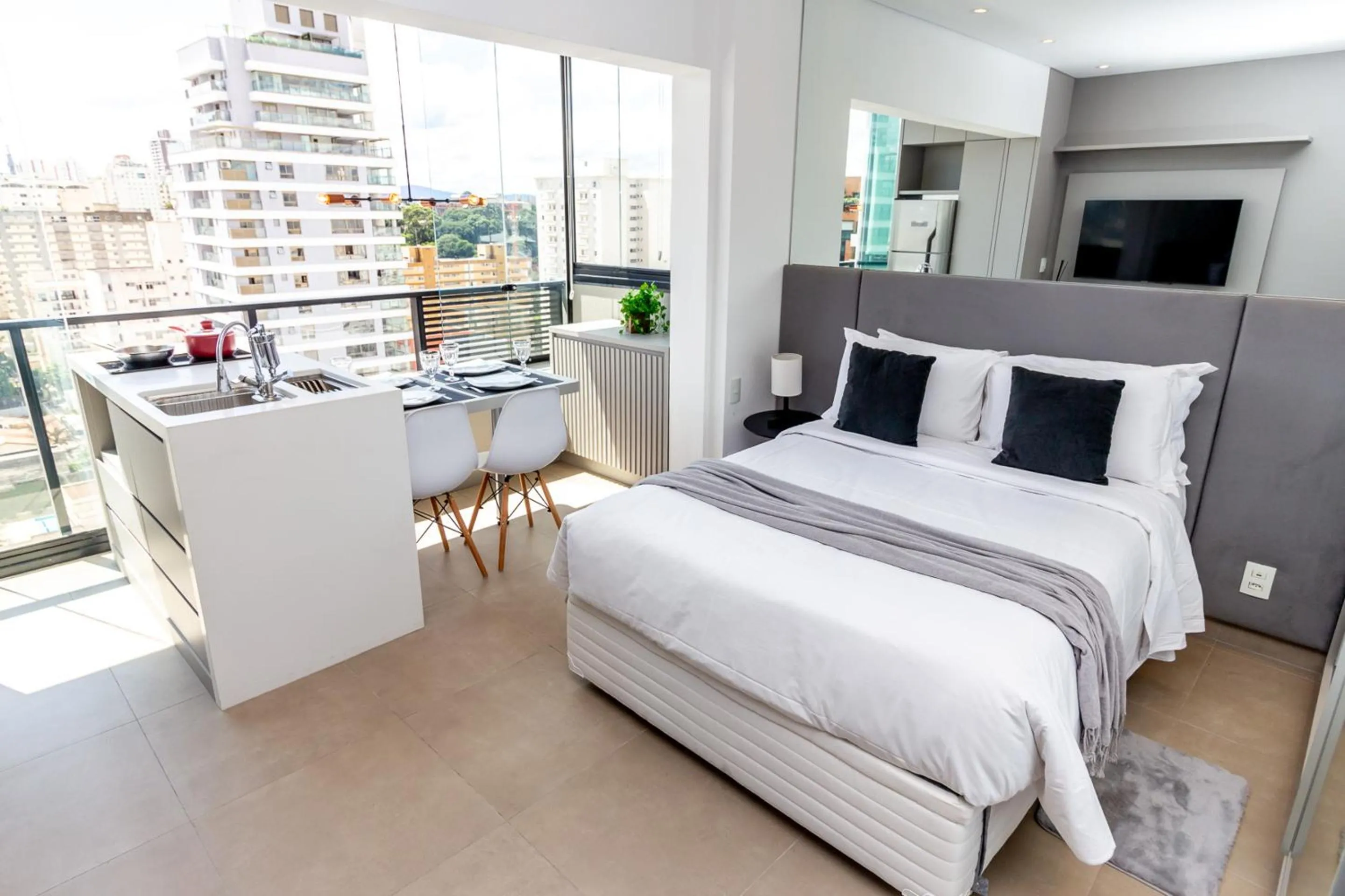 Standard Studio in 360 VN Capote Valente by Housi